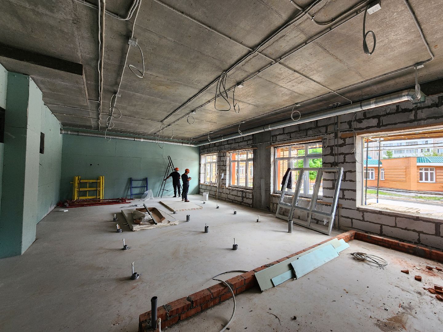 чехов, улица лопасненская, пристройка к школе 3, строительство,  остекление здания, установка оконных блоков, монтаж инженерных сетей, фасадные работы, губернатор московской области, госпрограмма московской области, стеклопакеты,