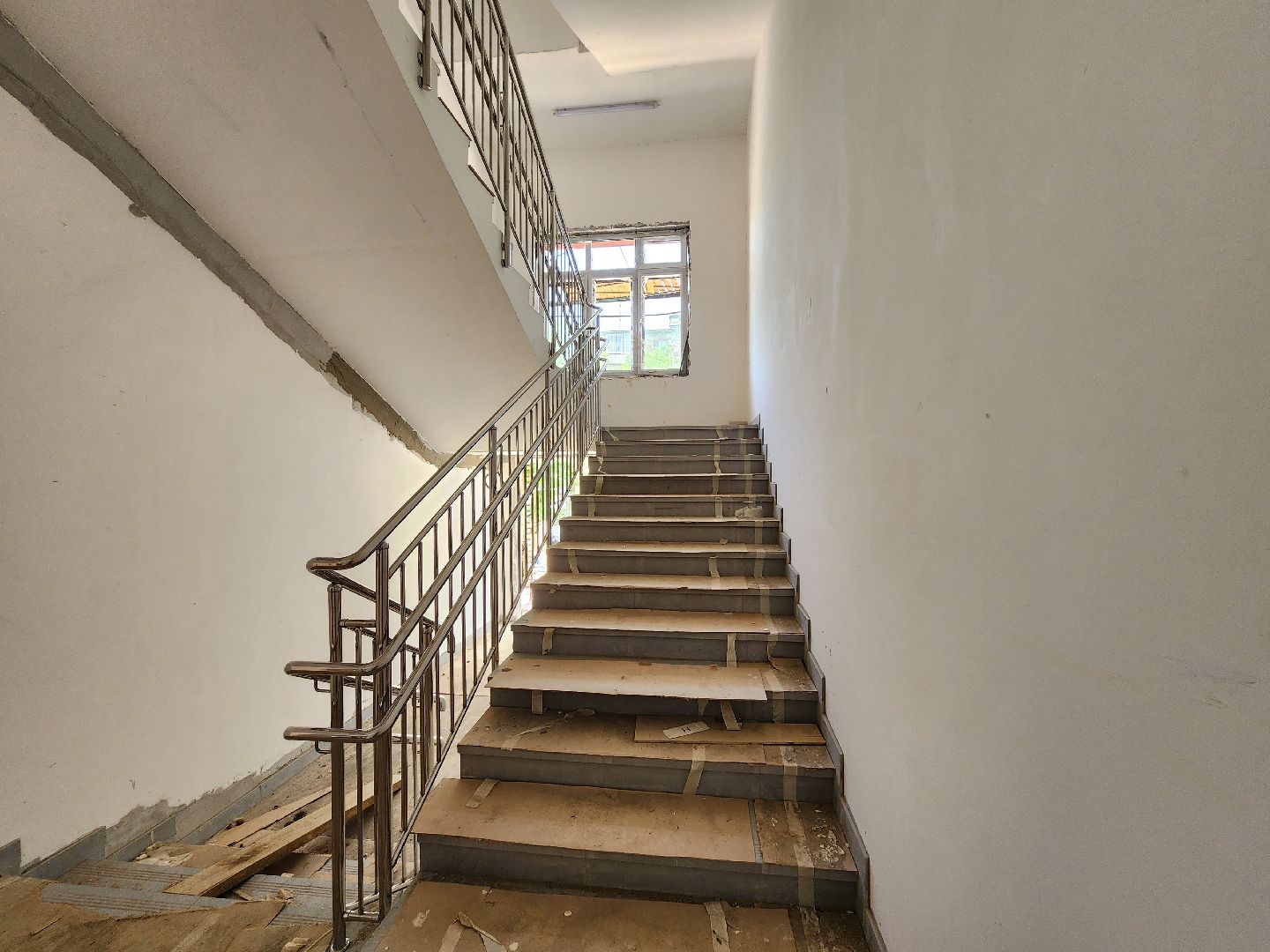 чехов, улица лопасненская, пристройка к школе 3, строительство,  остекление здания, установка оконных блоков, монтаж инженерных сетей, фасадные работы, губернатор московской области, госпрограмма московской области, стеклопакеты,