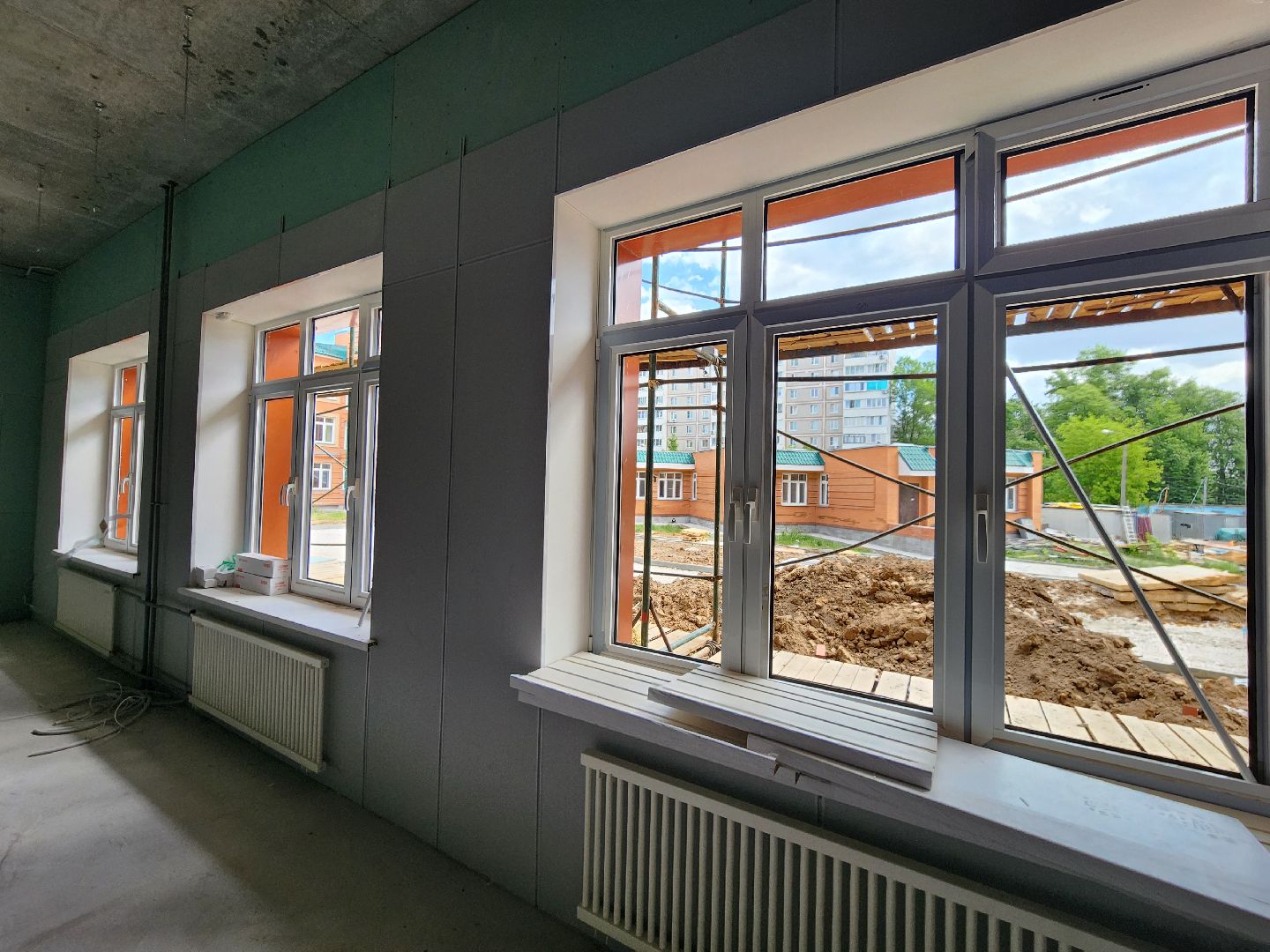 чехов, улица лопасненская, пристройка к школе 3, строительство,  остекление здания, установка оконных блоков, монтаж инженерных сетей, фасадные работы, губернатор московской области, госпрограмма московской области, стеклопакеты,