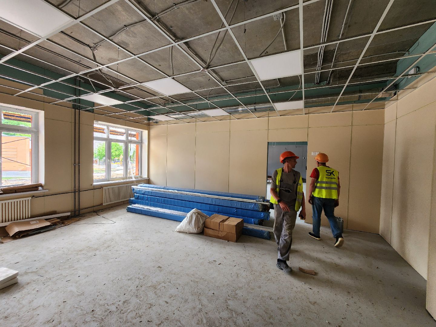 чехов, улица лопасненская, пристройка к школе 3, строительство,  остекление здания, установка оконных блоков, монтаж инженерных сетей, фасадные работы, губернатор московской области, госпрограмма московской области, стеклопакеты,