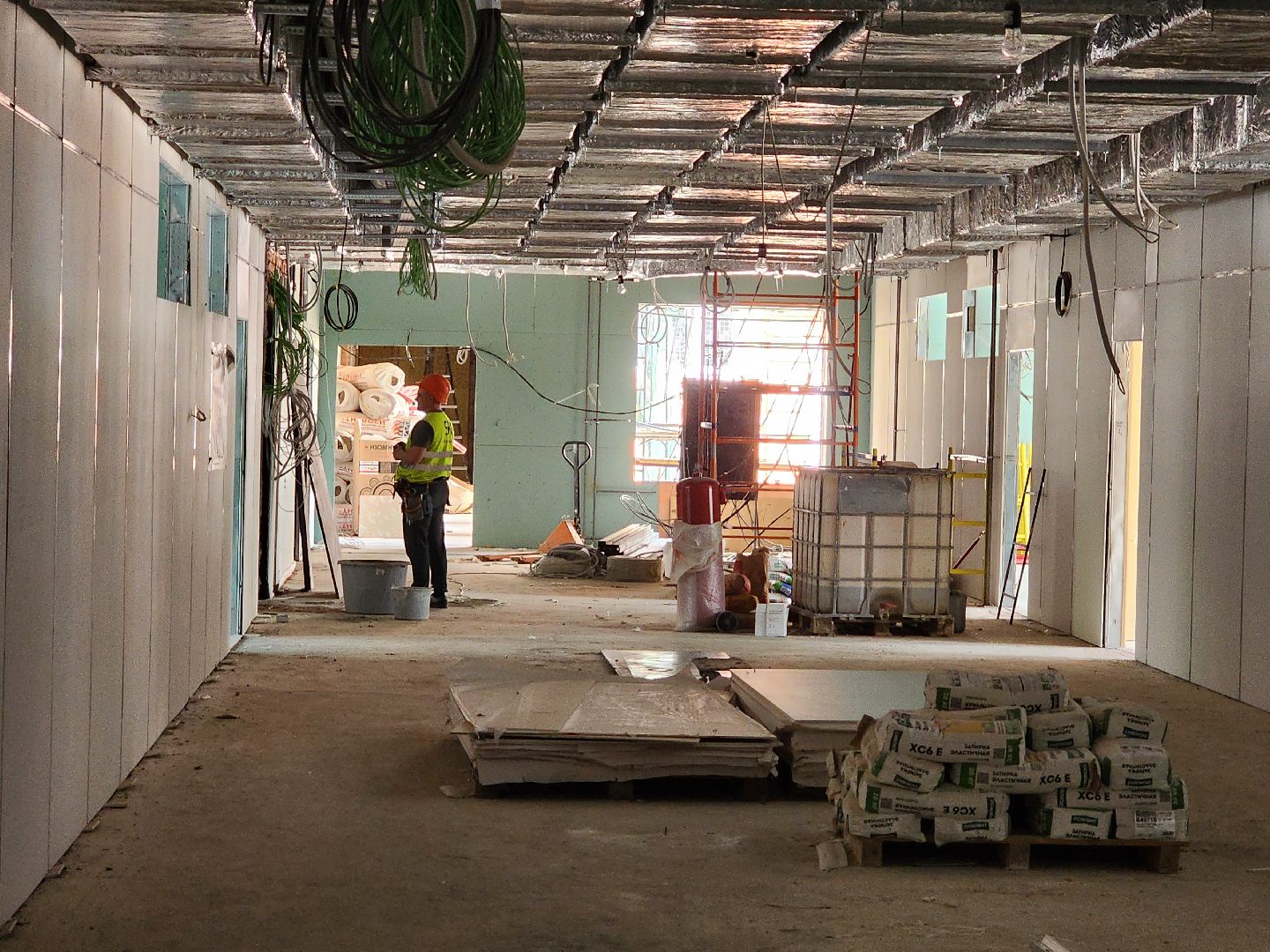 чехов, улица лопасненская, пристройка к школе 3, строительство,  остекление здания, установка оконных блоков, монтаж инженерных сетей, фасадные работы, губернатор московской области, госпрограмма московской области, стеклопакеты,