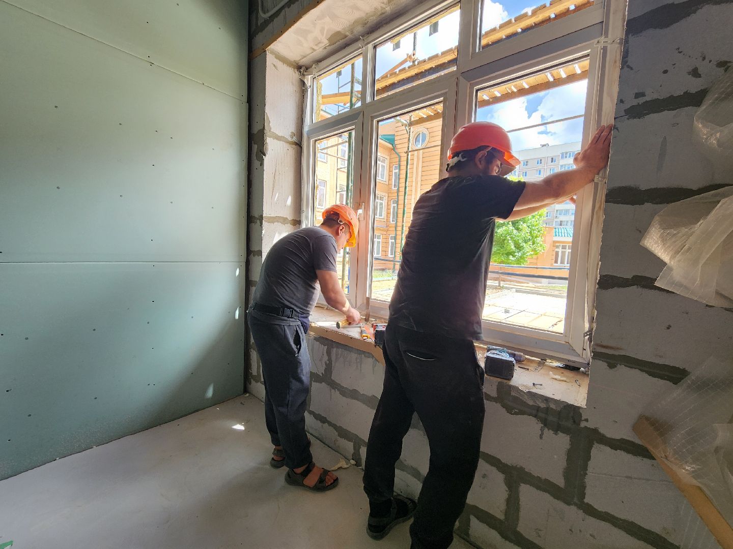 чехов, улица лопасненская, пристройка к школе 3, строительство,  остекление здания, установка оконных блоков, монтаж инженерных сетей, фасадные работы, губернатор московской области, госпрограмма московской области, стеклопакеты,