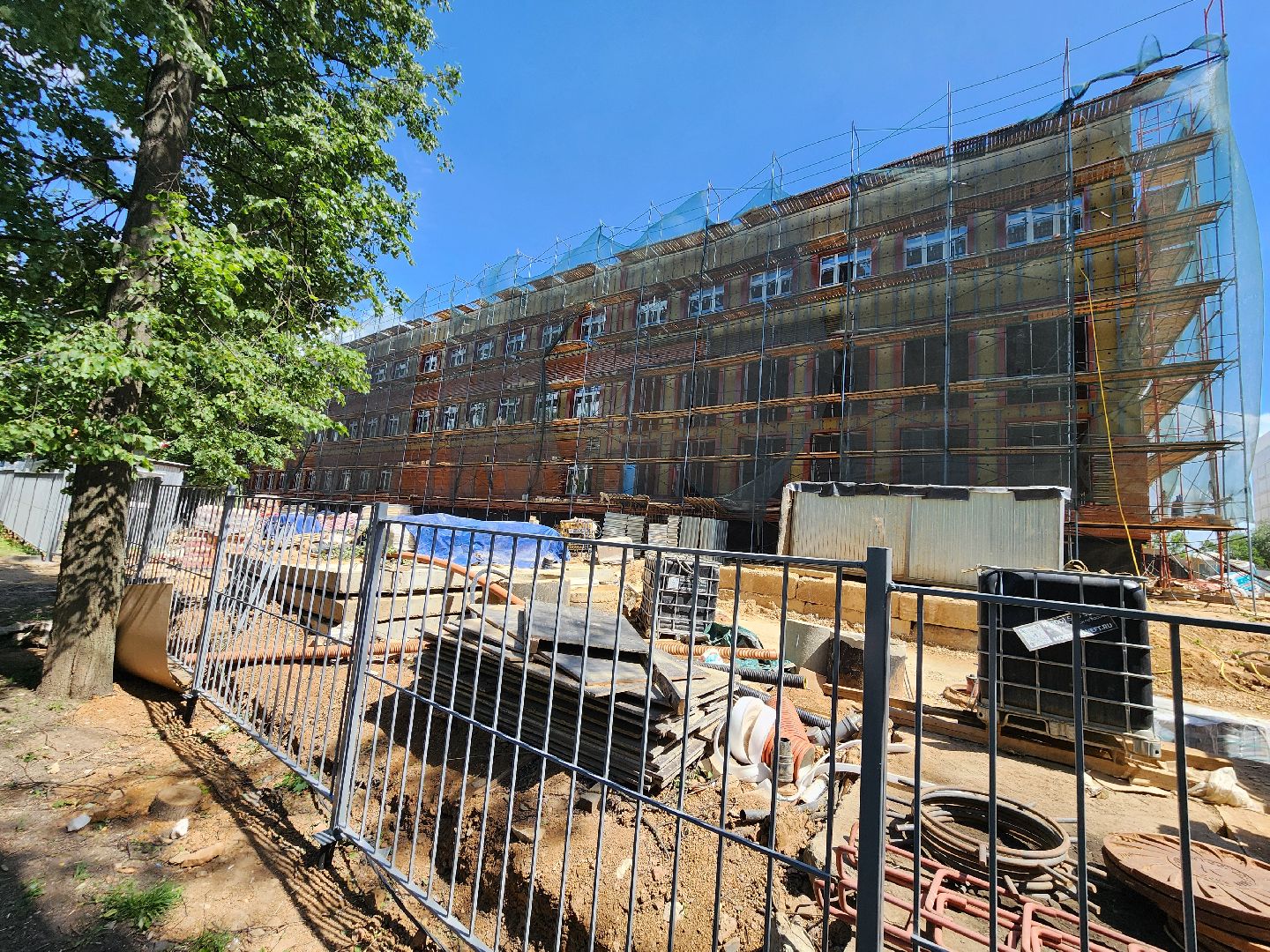 чехов, улица лопасненская, пристройка к школе 3, строительство,  остекление здания, установка оконных блоков, монтаж инженерных сетей, фасадные работы, губернатор московской области, госпрограмма московской области, стеклопакеты,