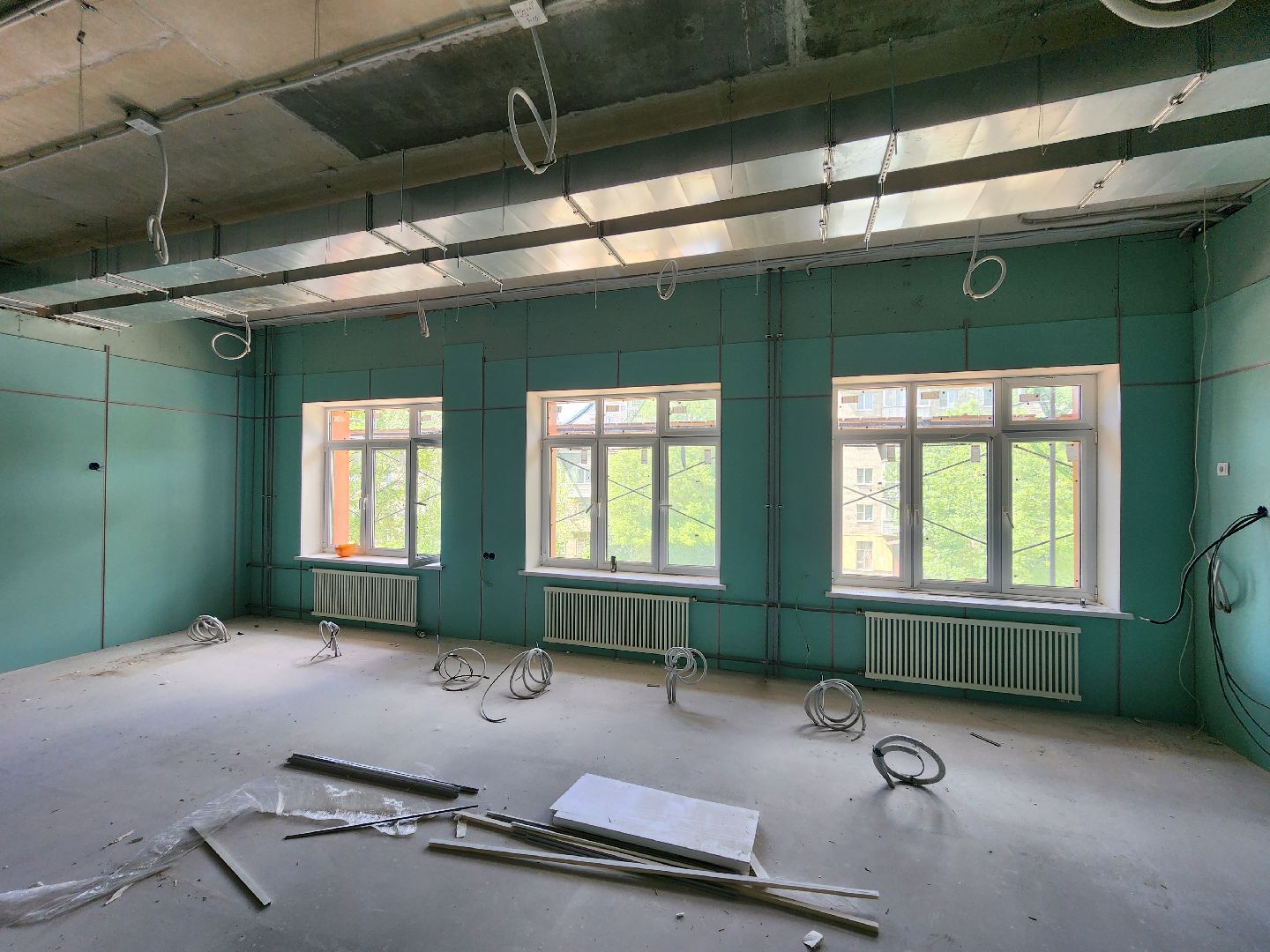 чехов, улица лопасненская, пристройка к школе 3, строительство,  остекление здания, установка оконных блоков, монтаж инженерных сетей, фасадные работы, губернатор московской области, госпрограмма московской области, стеклопакеты,