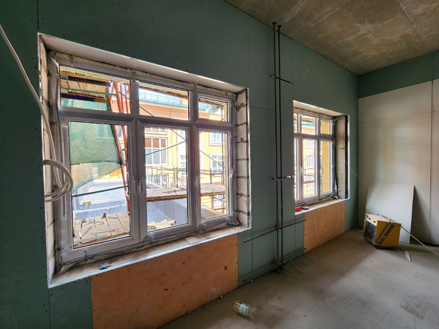 чехов, улица лопасненская, пристройка к школе 3, строительство,  остекление здания, установка оконных блоков, монтаж инженерных сетей, фасадные работы, губернатор московской области, госпрограмма московской области, стеклопакеты,