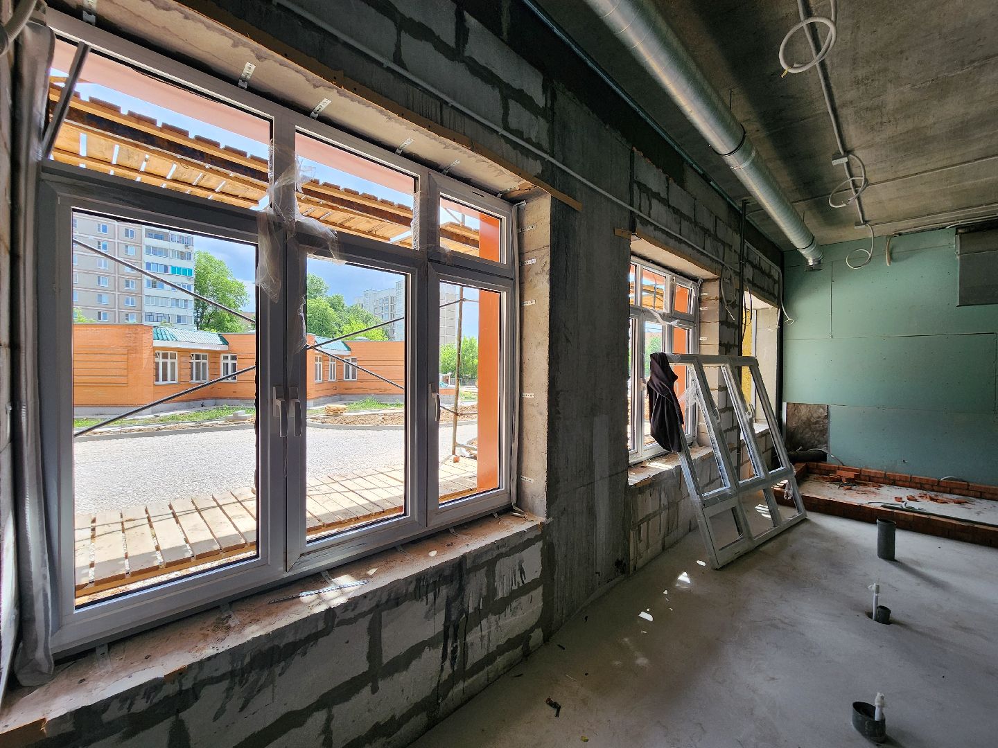 чехов, улица лопасненская, пристройка к школе 3, строительство,  остекление здания, установка оконных блоков, монтаж инженерных сетей, фасадные работы, губернатор московской области, госпрограмма московской области, стеклопакеты,