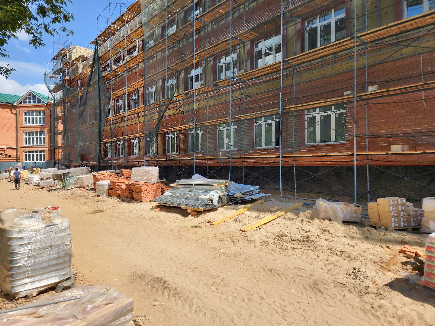 чехов, улица лопасненская, пристройка к школе 3, строительство,  остекление здания, установка оконных блоков, монтаж инженерных сетей, фасадные работы, губернатор московской области, госпрограмма московской области, стеклопакеты,