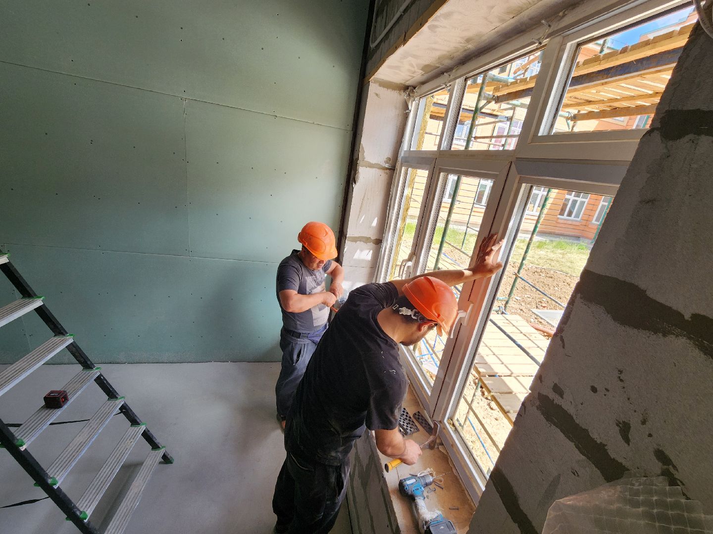 чехов, улица лопасненская, пристройка к школе 3, строительство,  остекление здания, установка оконных блоков, монтаж инженерных сетей, фасадные работы, губернатор московской области, госпрограмма московской области, стеклопакеты,