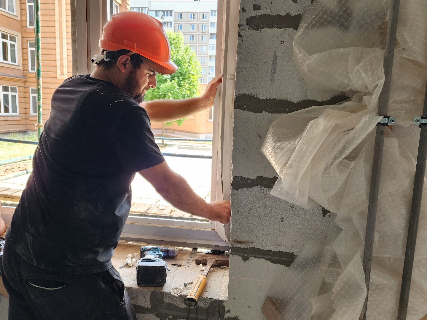 чехов, улица лопасненская, пристройка к школе 3, строительство,  остекление здания, установка оконных блоков, монтаж инженерных сетей, фасадные работы, губернатор московской области, госпрограмма московской области, стеклопакеты,