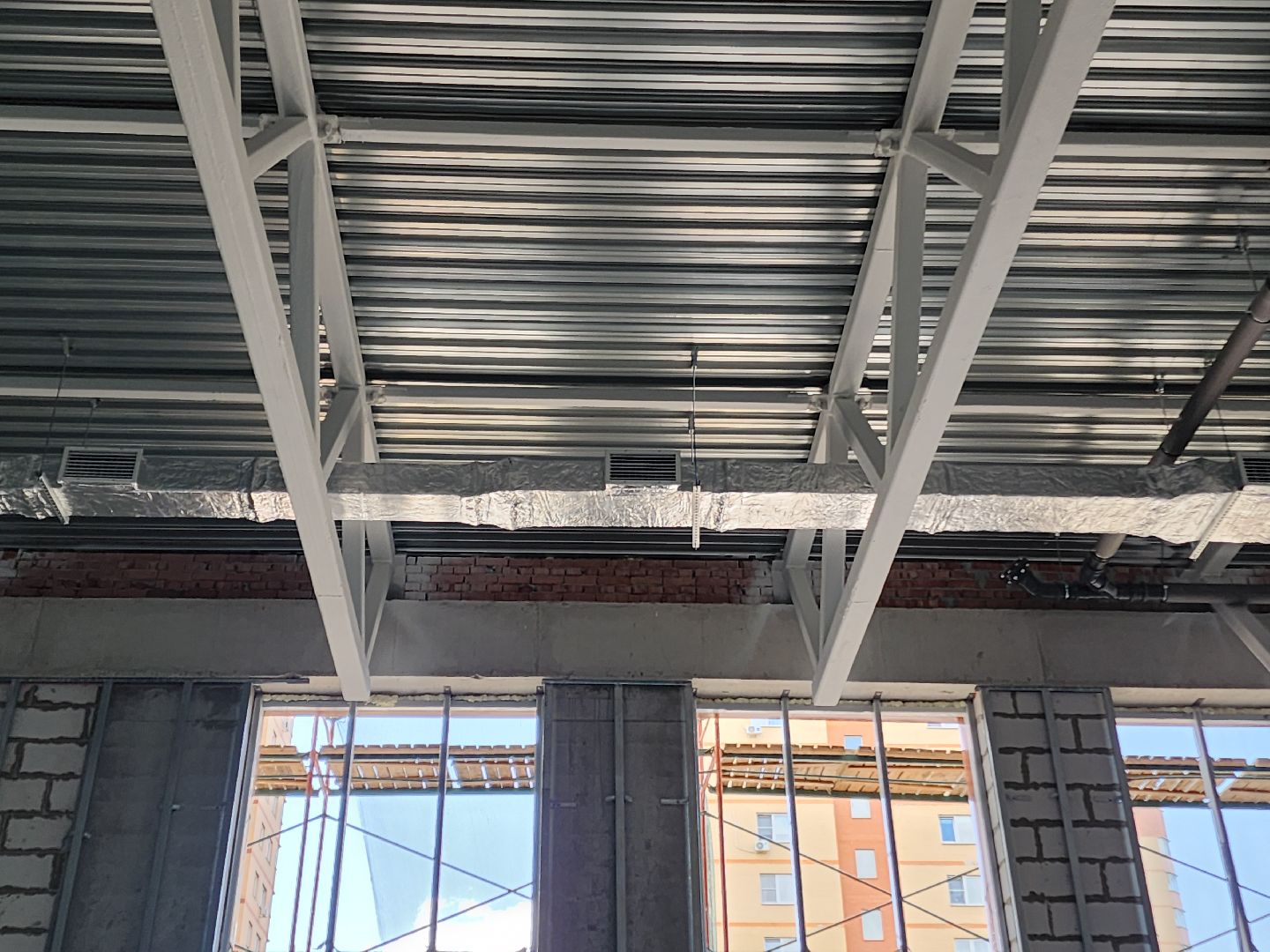 чехов, улица лопасненская, пристройка к школе 3, строительство,  остекление здания, установка оконных блоков, монтаж инженерных сетей, фасадные работы, губернатор московской области, госпрограмма московской области, стеклопакеты,