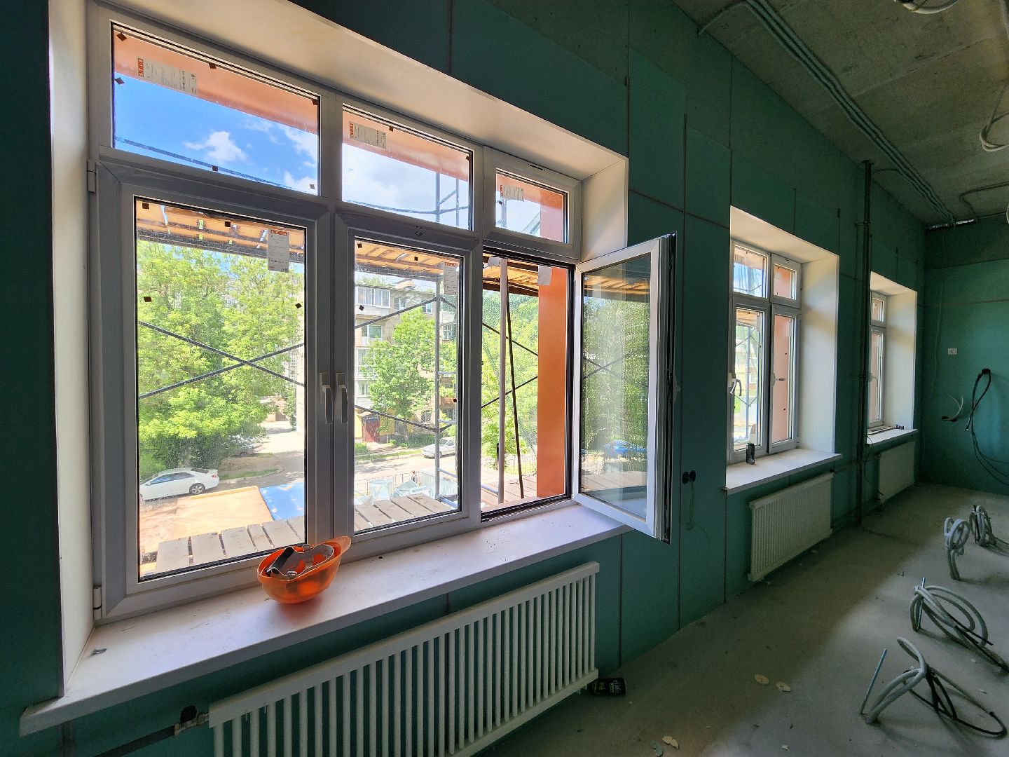 чехов, улица лопасненская, пристройка к школе 3, строительство,  остекление здания, установка оконных блоков, монтаж инженерных сетей, фасадные работы, губернатор московской области, госпрограмма московской области, стеклопакеты,