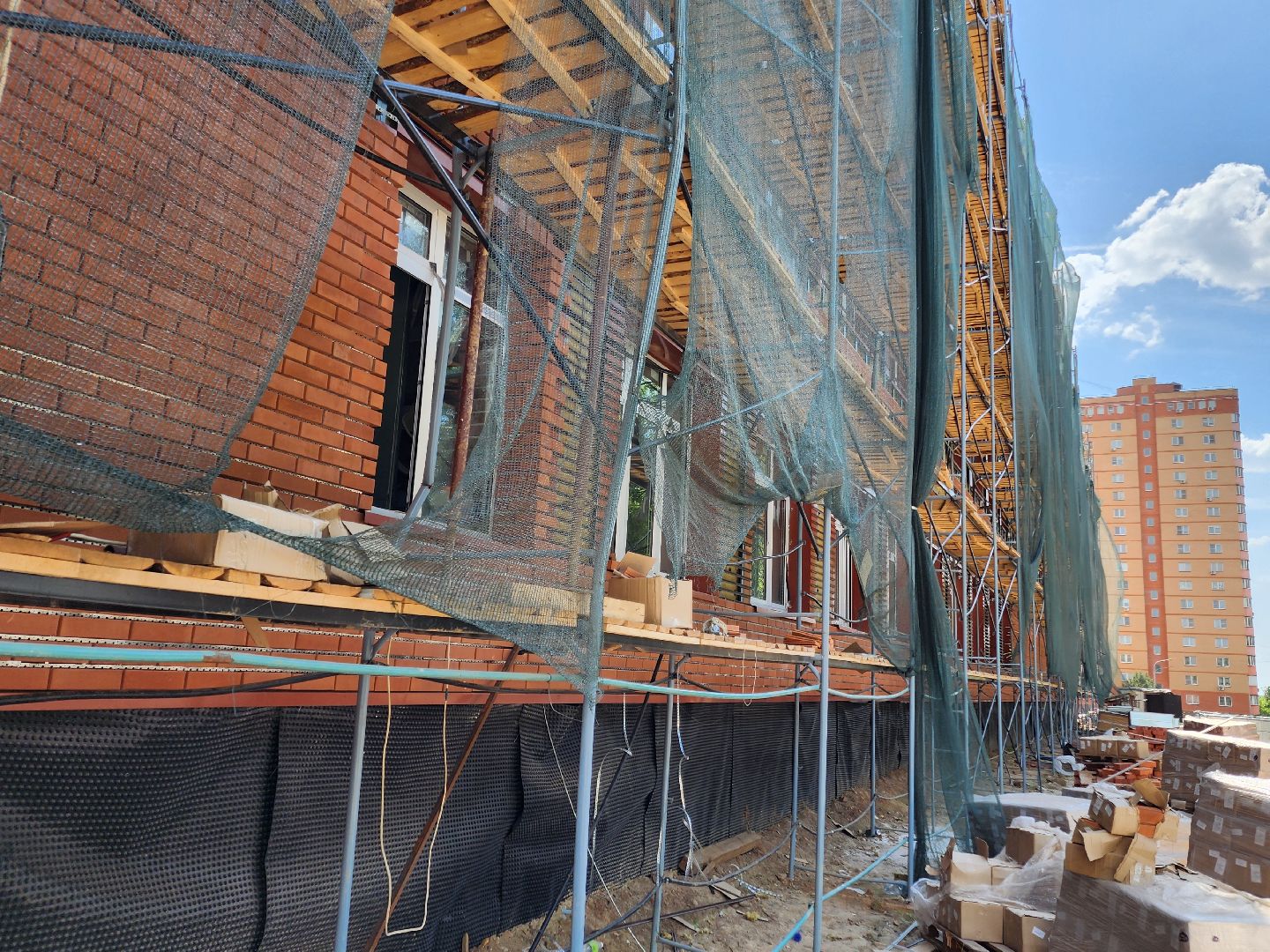 чехов, улица лопасненская, пристройка к школе 3, строительство,  остекление здания, установка оконных блоков, монтаж инженерных сетей, фасадные работы, губернатор московской области, госпрограмма московской области, стеклопакеты,