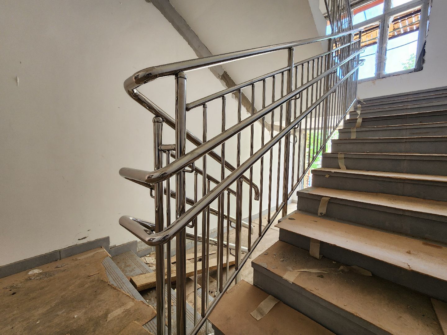 чехов, улица лопасненская, пристройка к школе 3, строительство,  остекление здания, установка оконных блоков, монтаж инженерных сетей, фасадные работы, губернатор московской области, госпрограмма московской области, стеклопакеты,