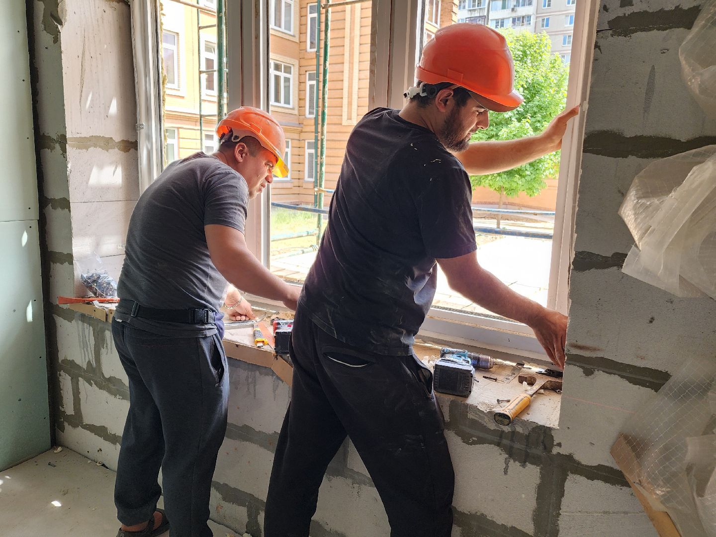 чехов, улица лопасненская, пристройка к школе 3, строительство,  остекление здания, установка оконных блоков, монтаж инженерных сетей, фасадные работы, губернатор московской области, госпрограмма московской области, стеклопакеты,