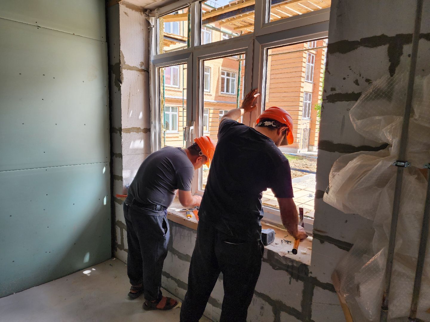 чехов, улица лопасненская, пристройка к школе 3, строительство,  остекление здания, установка оконных блоков, монтаж инженерных сетей, фасадные работы, губернатор московской области, госпрограмма московской области, стеклопакеты,