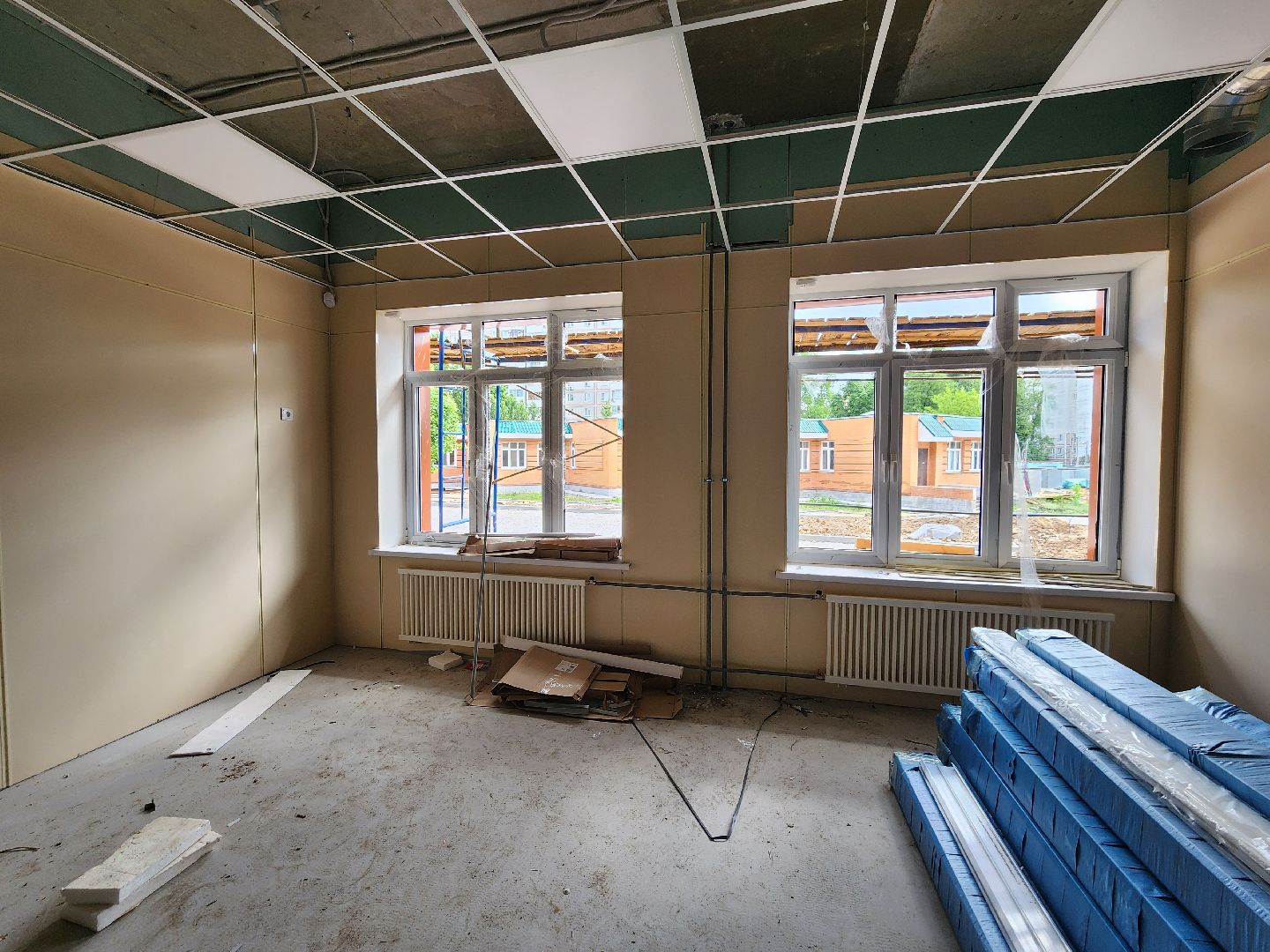 чехов, улица лопасненская, пристройка к школе 3, строительство,  остекление здания, установка оконных блоков, монтаж инженерных сетей, фасадные работы, губернатор московской области, госпрограмма московской области, стеклопакеты,