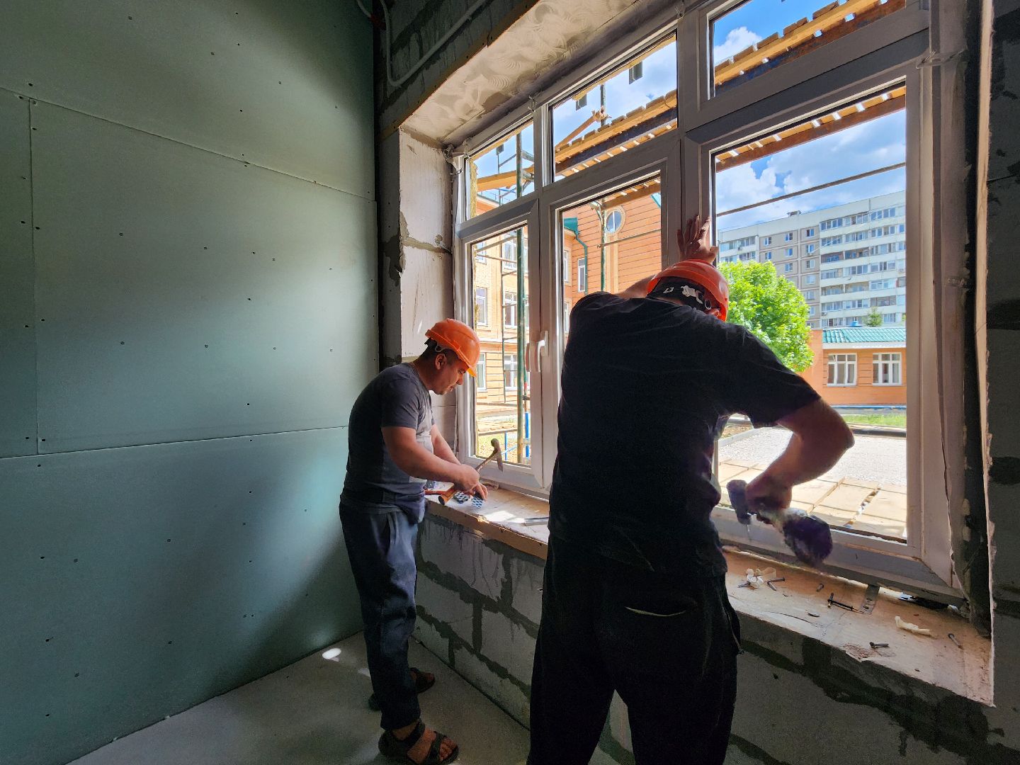 чехов, улица лопасненская, пристройка к школе 3, строительство,  остекление здания, установка оконных блоков, монтаж инженерных сетей, фасадные работы, губернатор московской области, госпрограмма московской области, стеклопакеты,