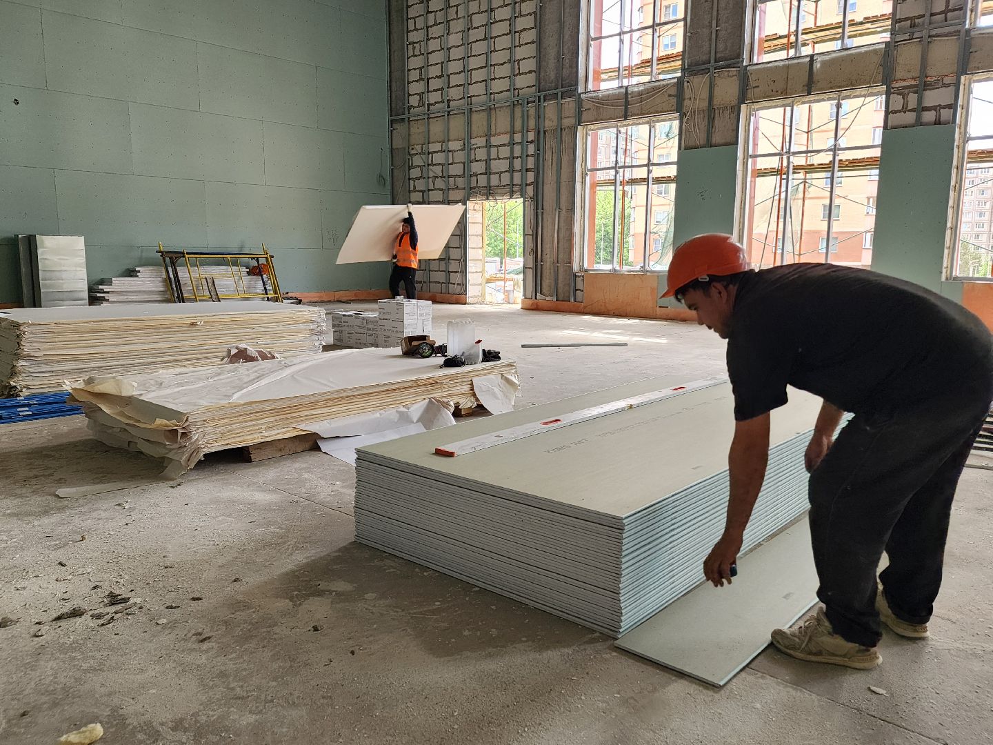 чехов, улица лопасненская, пристройка к школе 3, строительство,  остекление здания, установка оконных блоков, монтаж инженерных сетей, фасадные работы, губернатор московской области, госпрограмма московской области, стеклопакеты,