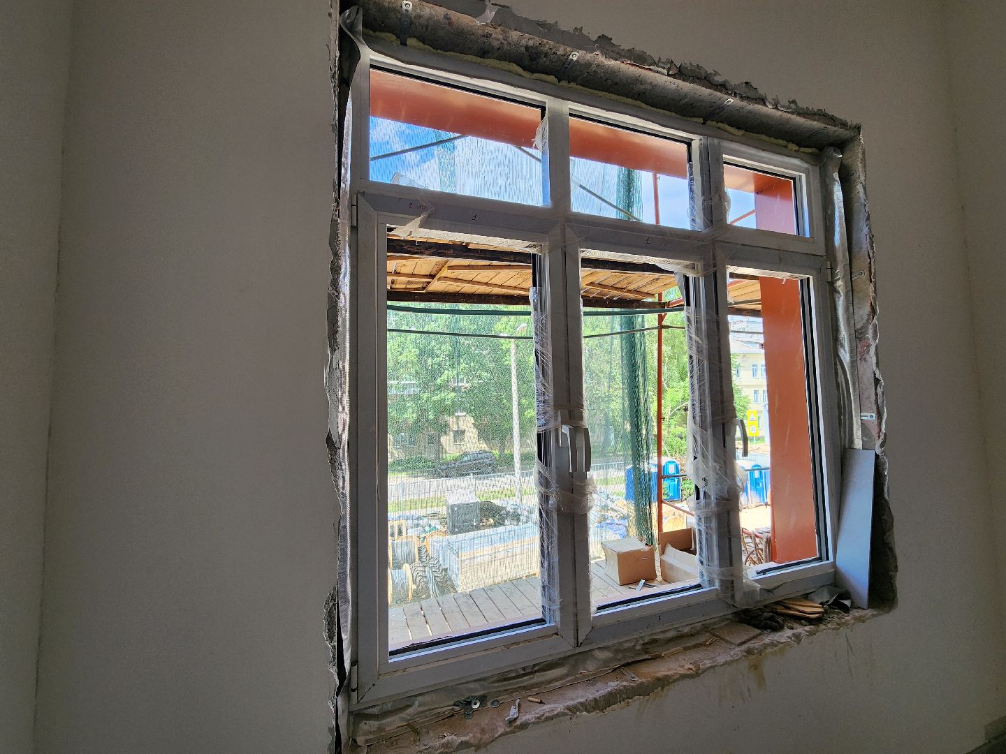 чехов, улица лопасненская, пристройка к школе 3, строительство,  остекление здания, установка оконных блоков, монтаж инженерных сетей, фасадные работы, губернатор московской области, госпрограмма московской области, стеклопакеты,