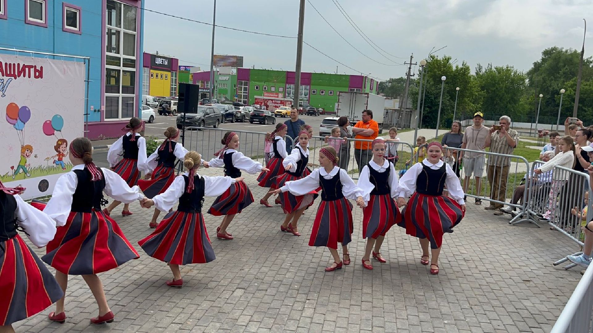пушкино, вертикалки, день защиты детей, праздник, детский праздник,  во дворе жилых домов, маркет, мастер-класс, концерт, мороженое,управляющая компания,