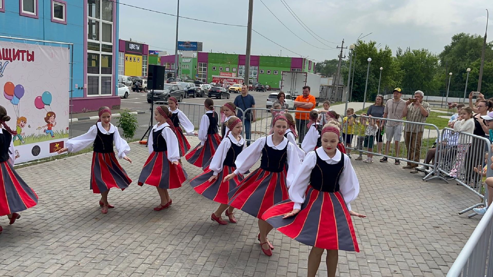 пушкино, вертикалки, день защиты детей, праздник, детский праздник,  во дворе жилых домов, маркет, мастер-класс, концерт, мороженое,управляющая компания,