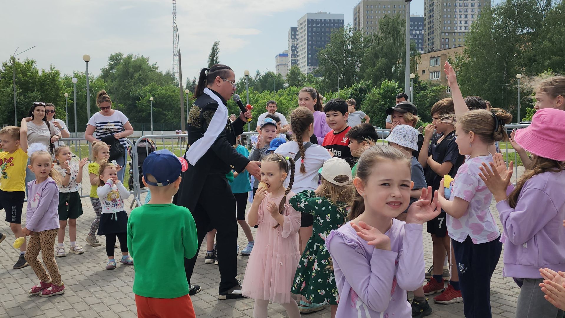 пушкино, вертикалки, день защиты детей, праздник, детский праздник,  во дворе жилых домов, маркет, мастер-класс, концерт, мороженое,управляющая компания,