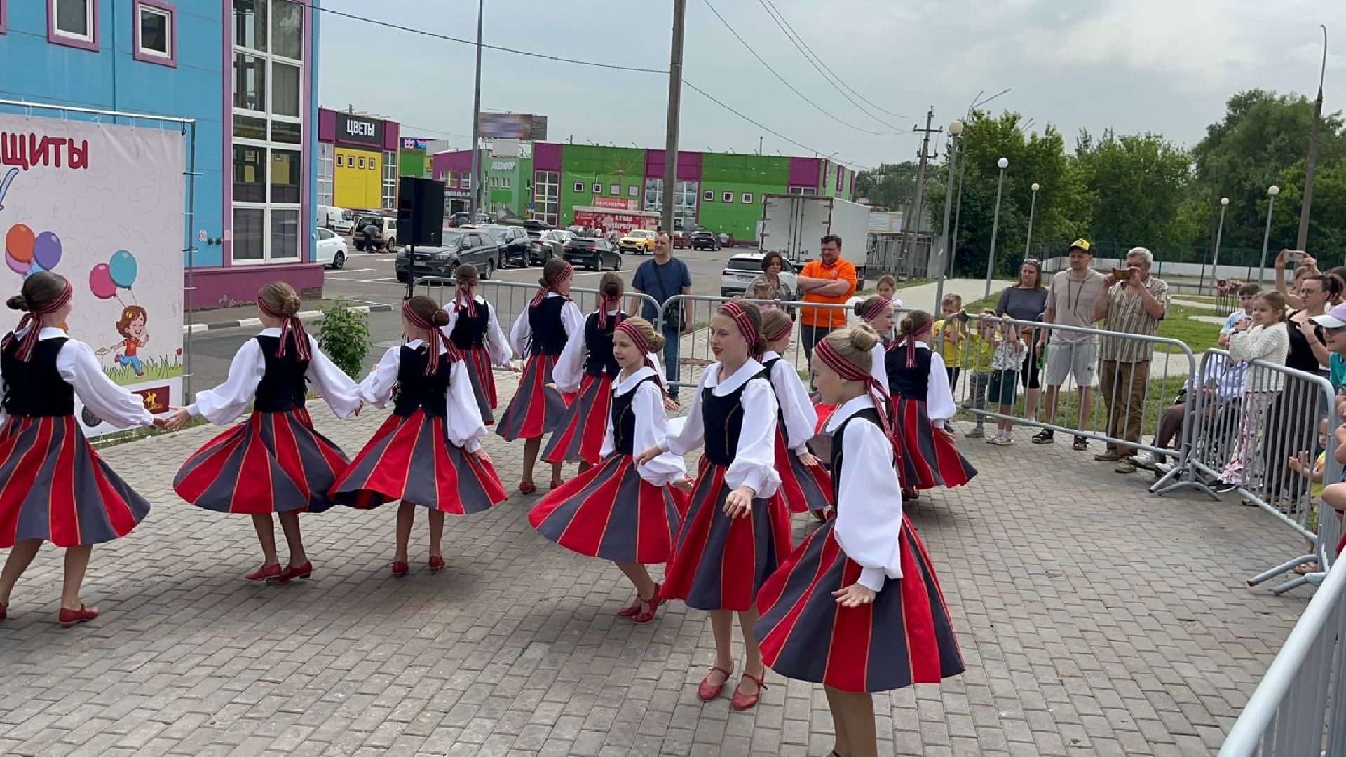 пушкино, вертикалки, день защиты детей, праздник, детский праздник,  во дворе жилых домов, маркет, мастер-класс, концерт, мороженое,управляющая компания,