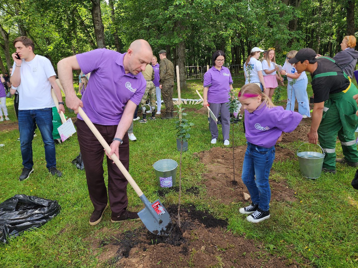 солнечногорск, праздник сирени, высадка сирени, жители, городской парк,