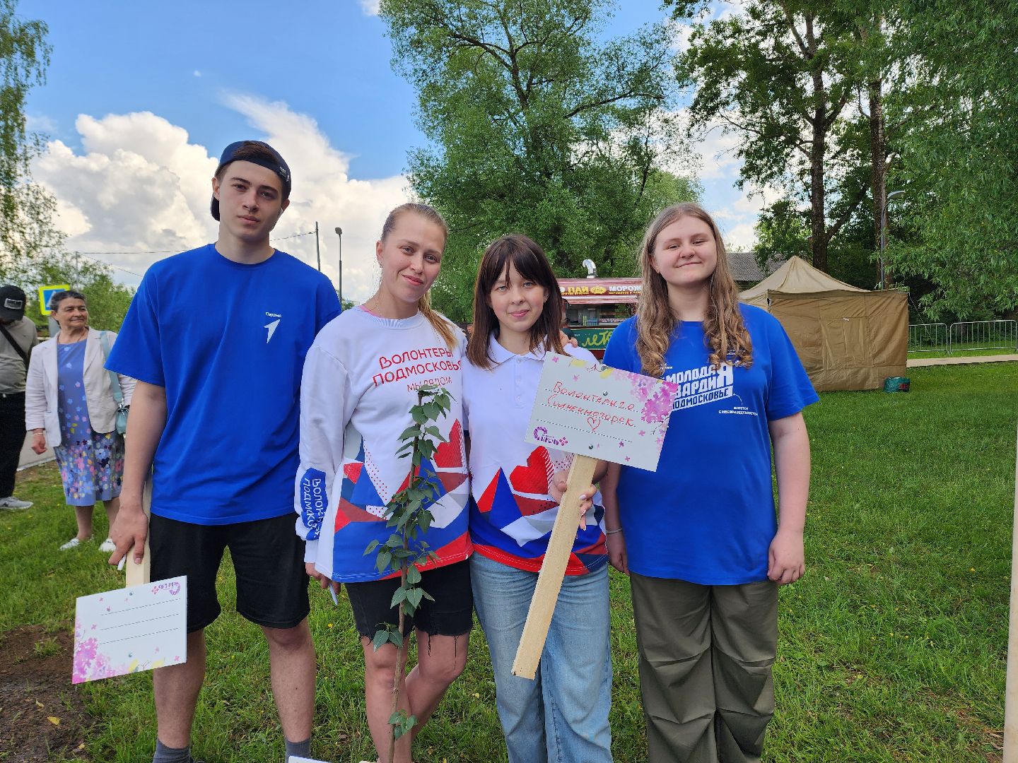 солнечногорск, праздник сирени, высадка сирени, жители, городской парк,