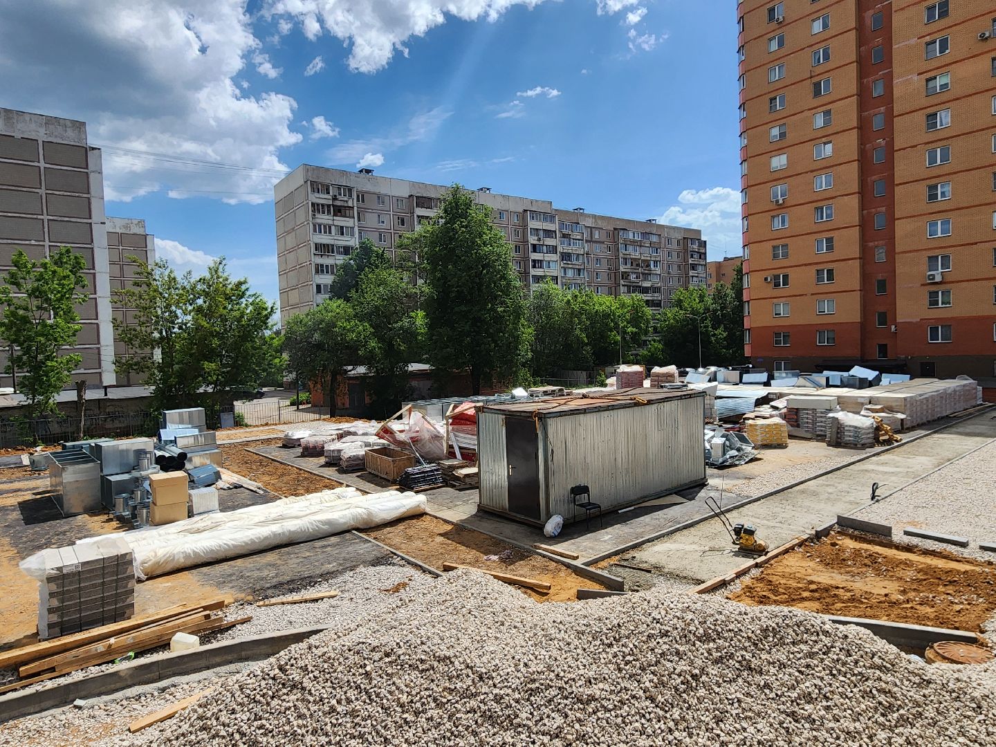 чехов, улица лопасненская, школа 3, пристройка к школе, строительство, реконструкция, спортивные площадки, игровые площадки, тренажерный комплекс,  беговые дорожки, подготовка оснований, зона для прыжков, госпрограмма московской области,