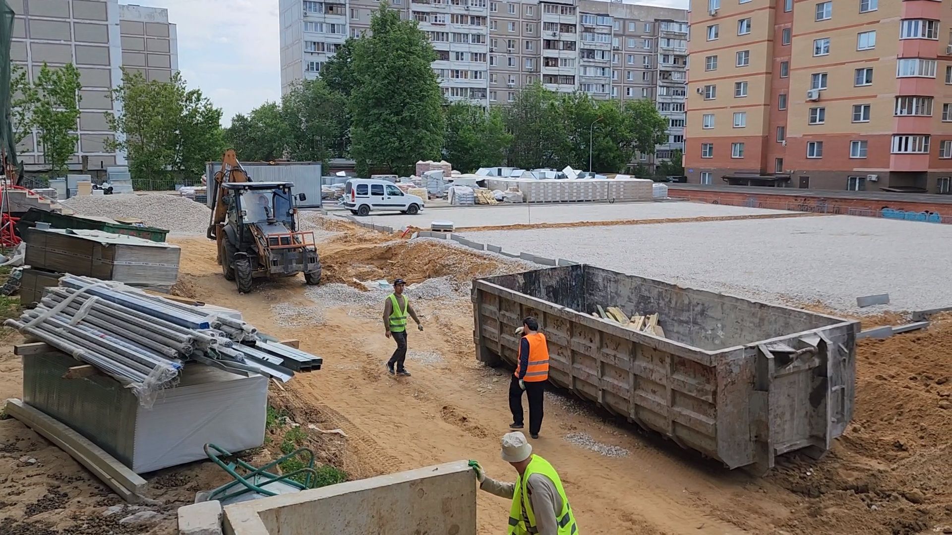чехов, улица лопасненская, школа 3, пристройка к школе, строительство, реконструкция, спортивные площадки, игровые площадки, тренажерный комплекс,  беговые дорожки, подготовка оснований, зона для прыжков, госпрограмма московской области,