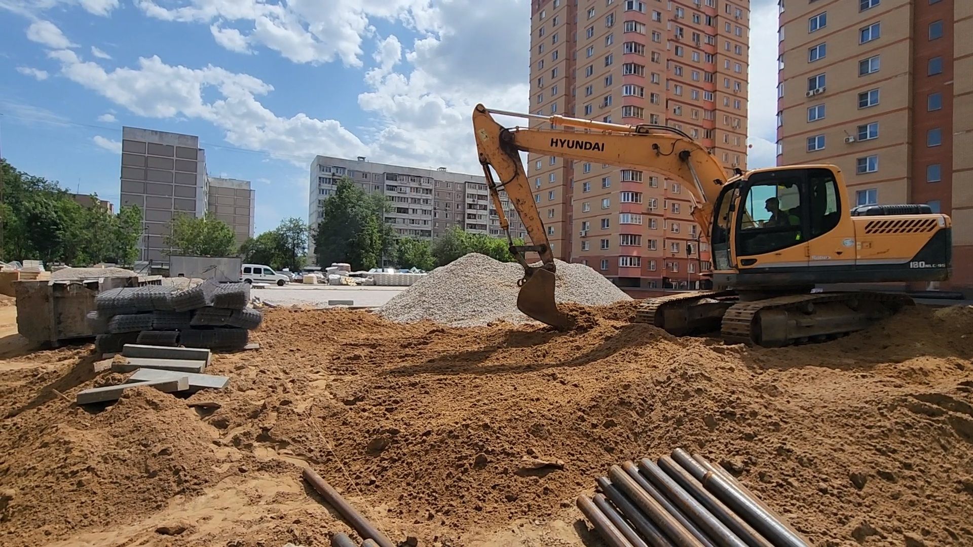 чехов, улица лопасненская, школа 3, пристройка к школе, строительство, реконструкция, спортивные площадки, игровые площадки, тренажерный комплекс,  беговые дорожки, подготовка оснований, зона для прыжков, госпрограмма московской области,