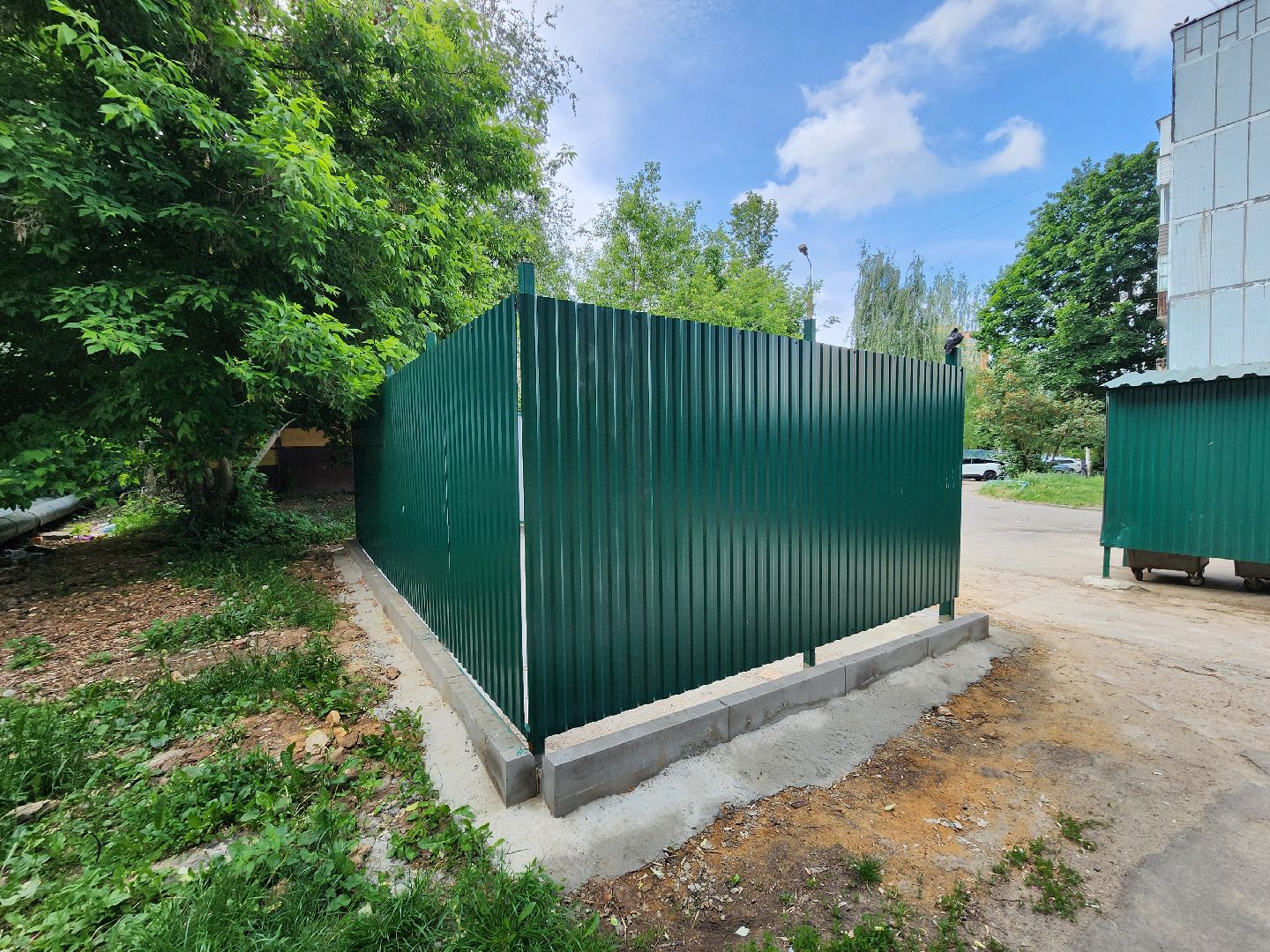 чехов, улица чехова, контейнерная площадка, капитальный ремонт, новое ограждение, крыша, бункер для КГО, дополнительные баки, вывоз мусора, твердое покрытие, крупногабаритные отходы, капремонт,