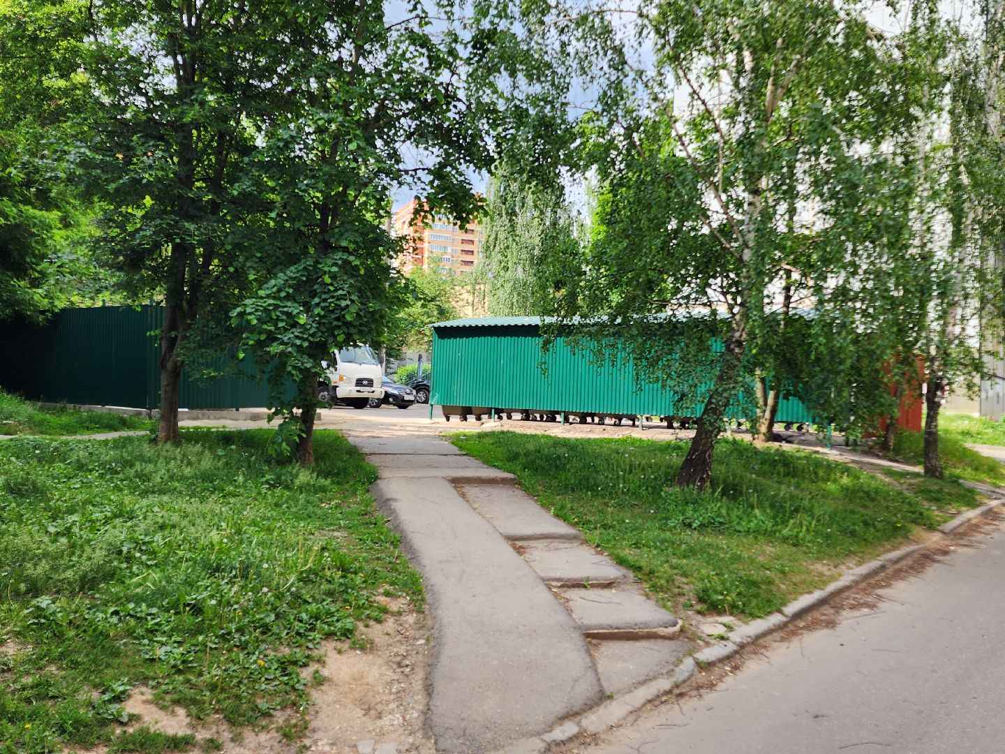 чехов, улица чехова, контейнерная площадка, капитальный ремонт, новое ограждение, крыша, бункер для КГО, дополнительные баки, вывоз мусора, твердое покрытие, крупногабаритные отходы, капремонт,