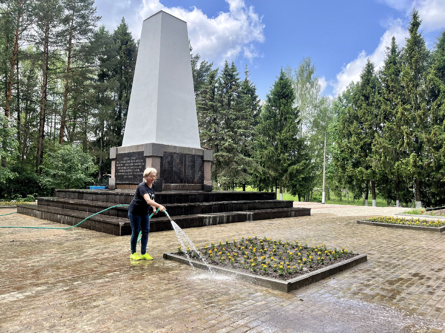 наро-фоминск, наро-фоминский городской округ, летние клумбы, благоустройство мемориала,