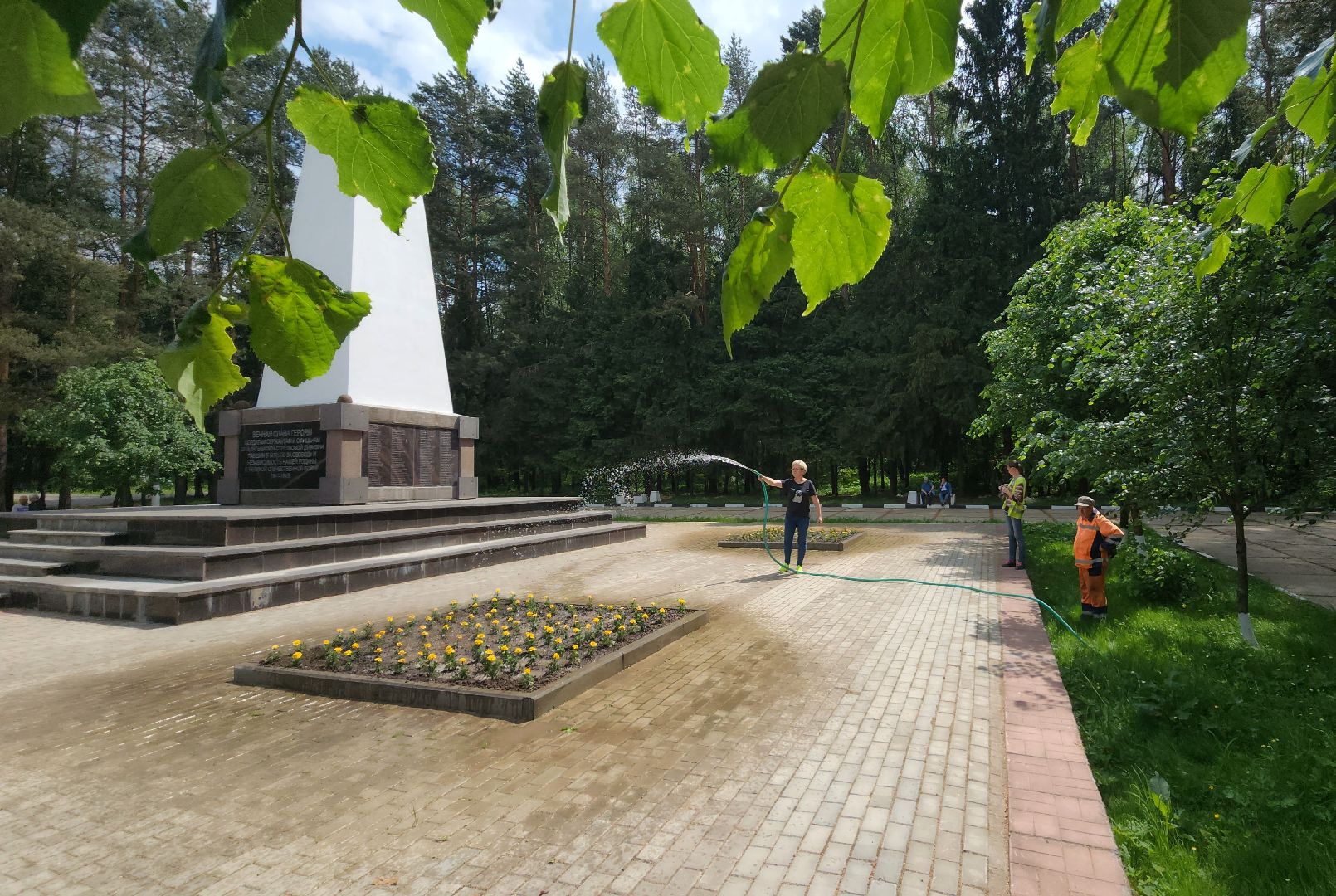 наро-фоминск, наро-фоминский городской округ, летние клумбы, благоустройство мемориала,