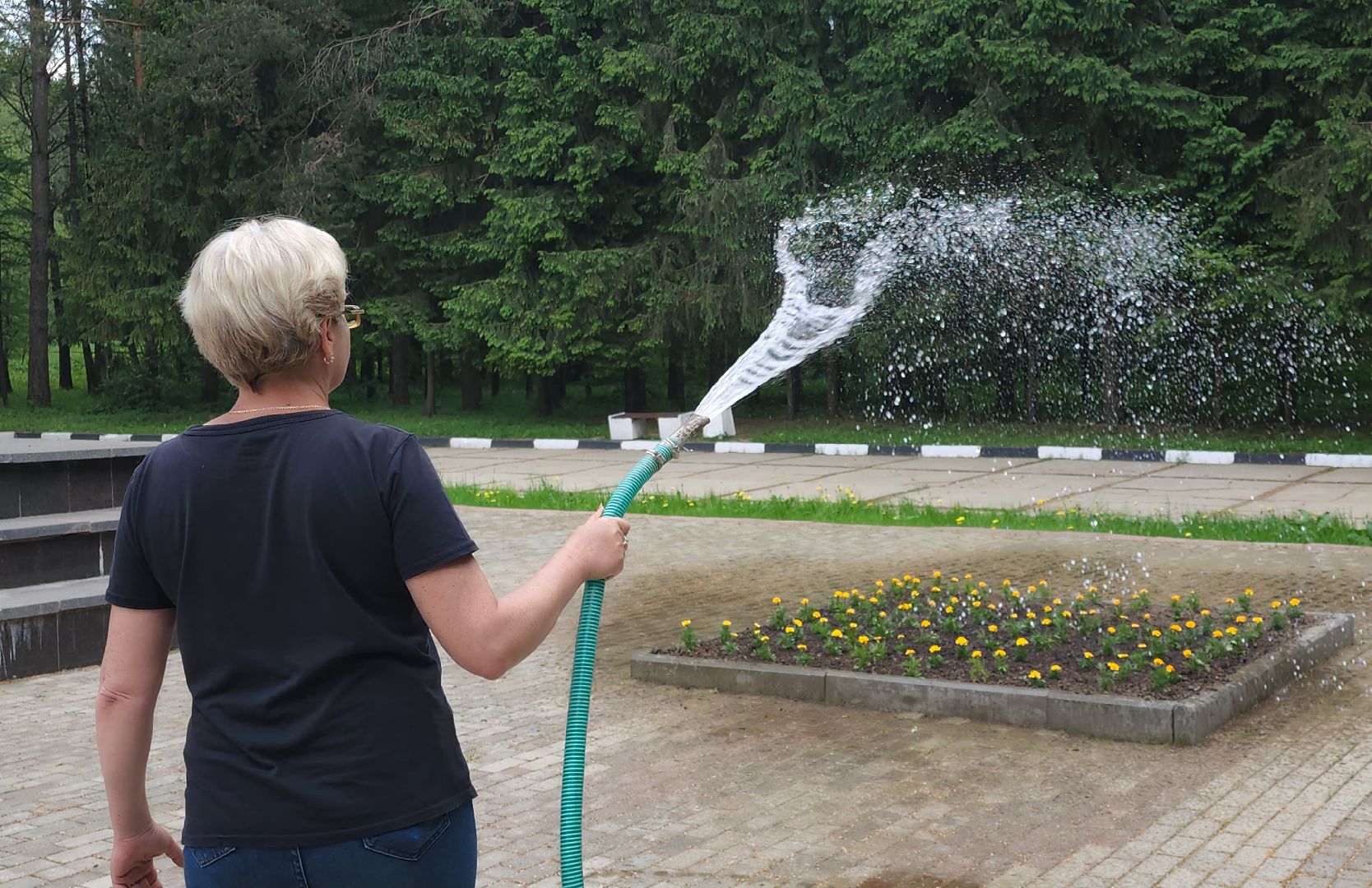 наро-фоминск, наро-фоминский городской округ, летние клумбы, благоустройство мемориала,