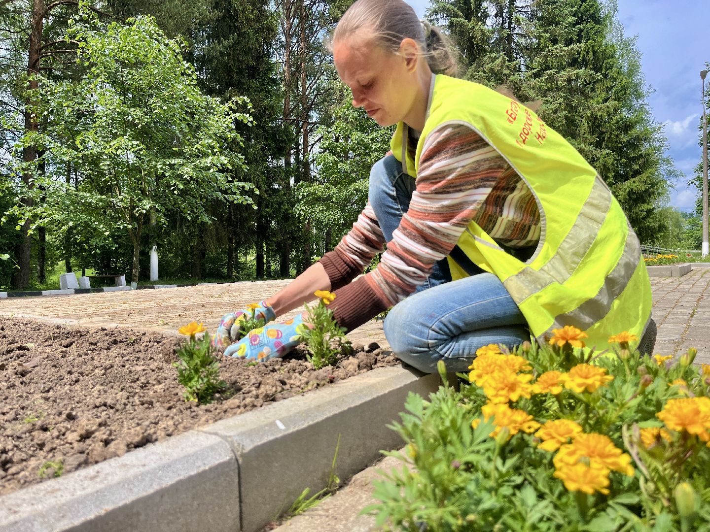 наро-фоминск, наро-фоминский городской округ, летние клумбы, благоустройство мемориала,