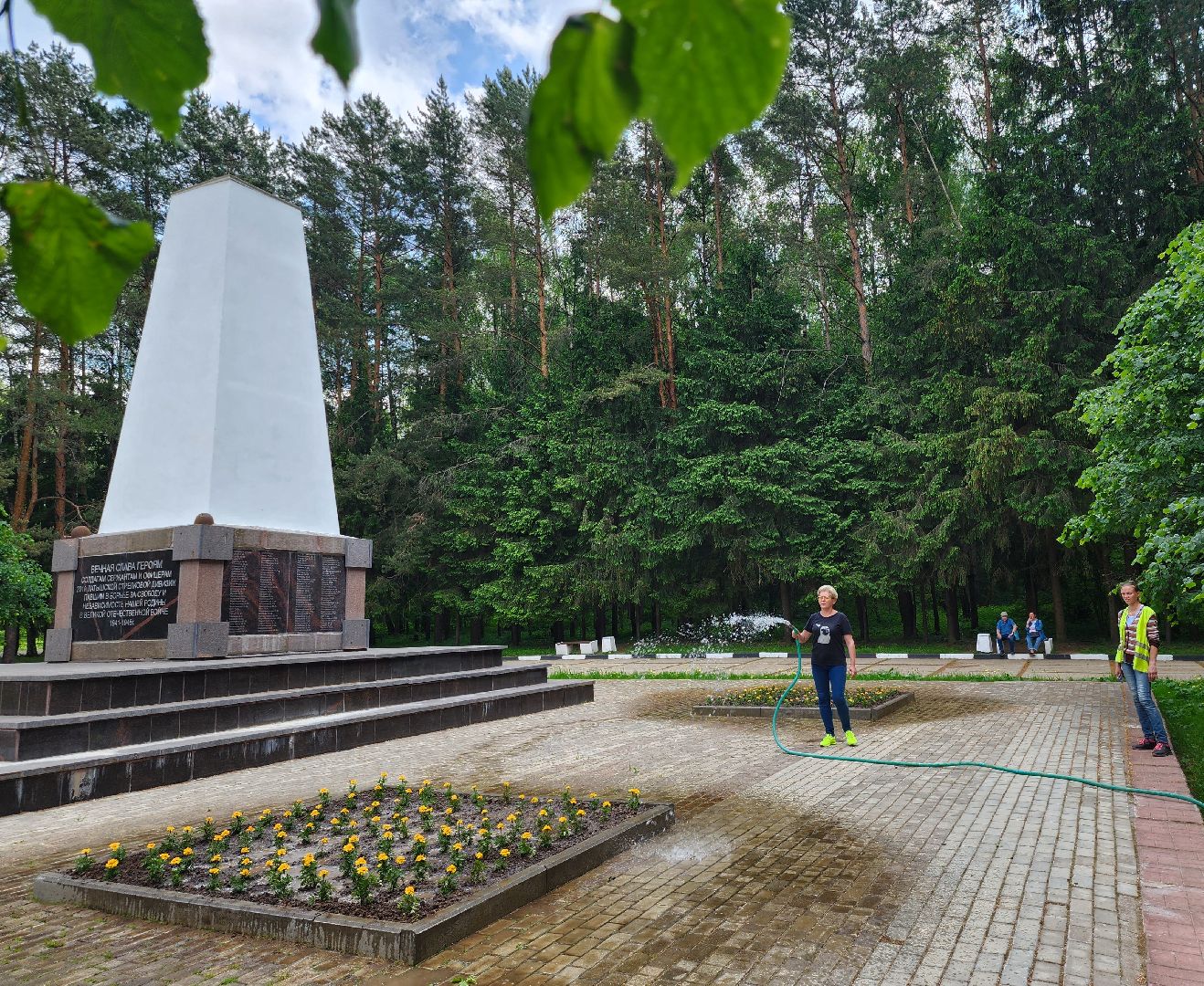 наро-фоминск, наро-фоминский городской округ, летние клумбы, благоустройство мемориала,