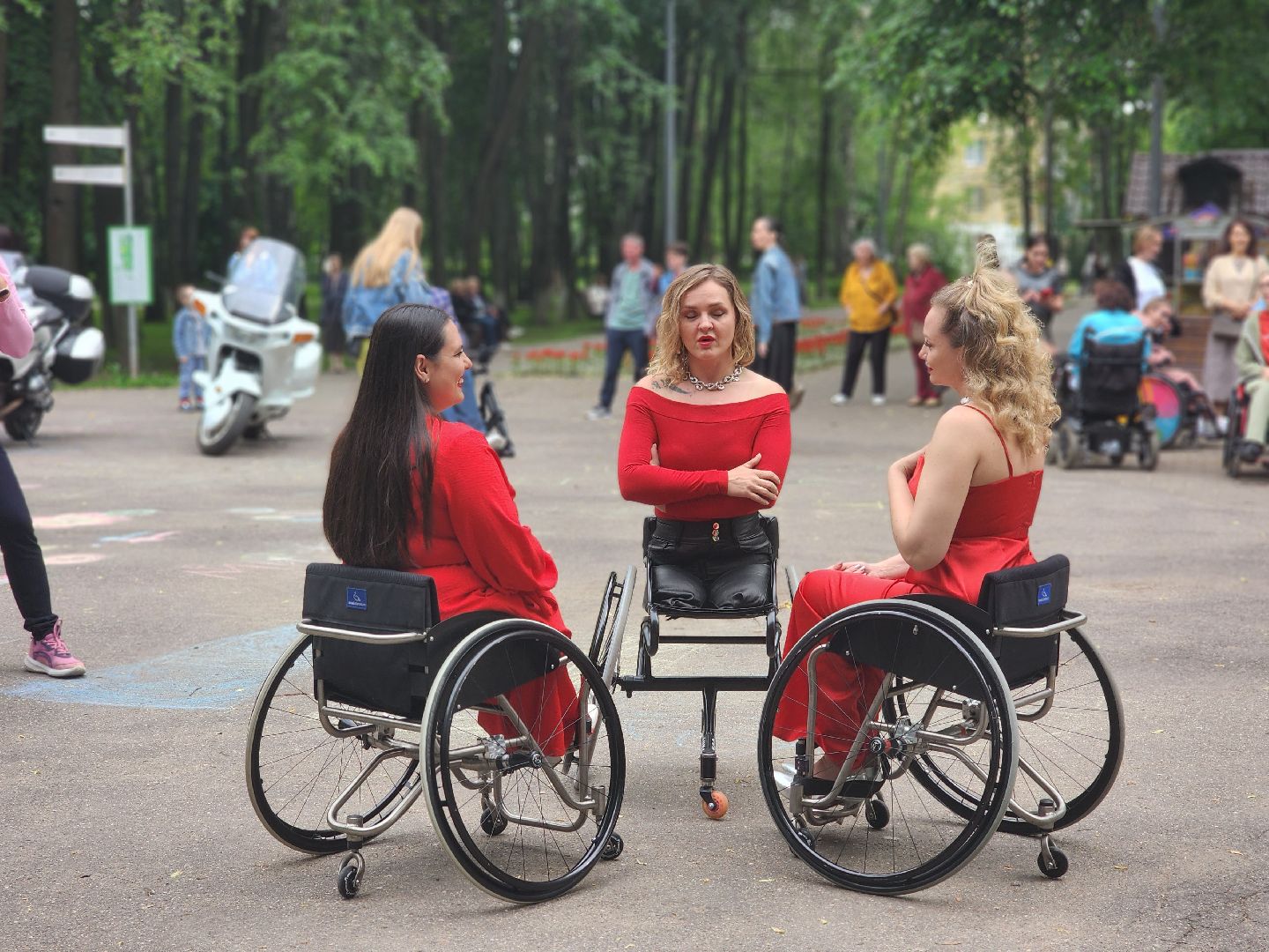 королёв, центральный городской парк , ротонда, люди с овз, первый проект в россии, раскрасим мир в веселые тона,