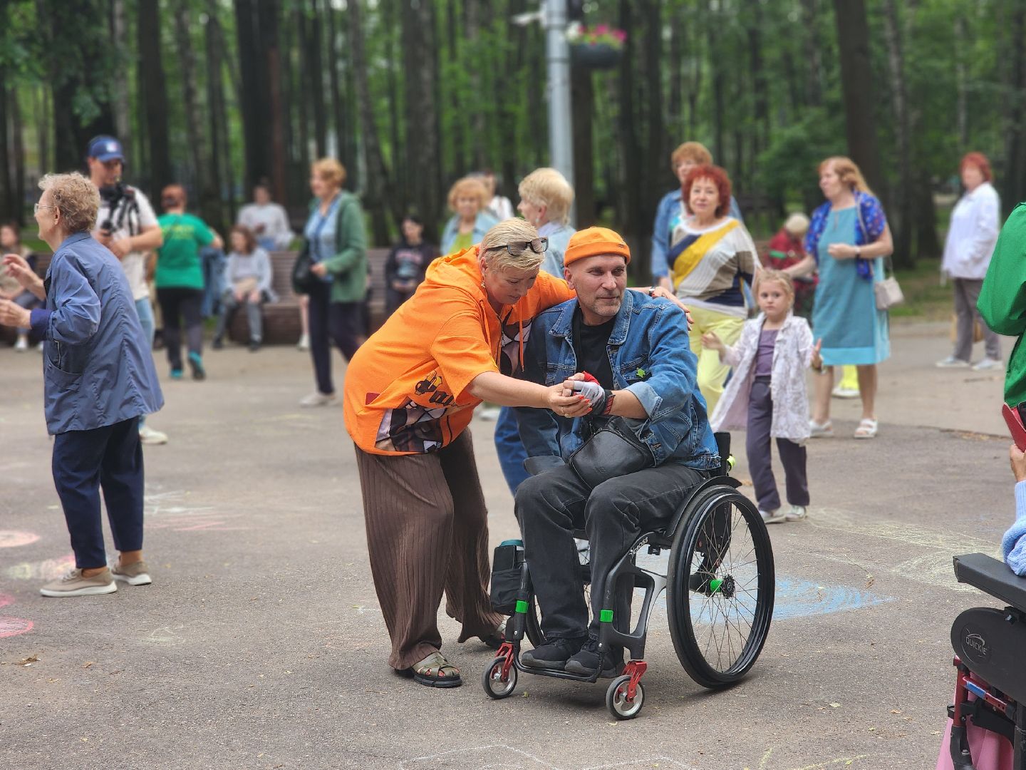 королёв, центральный городской парк , ротонда, люди с овз, первый проект в россии, раскрасим мир в веселые тона,