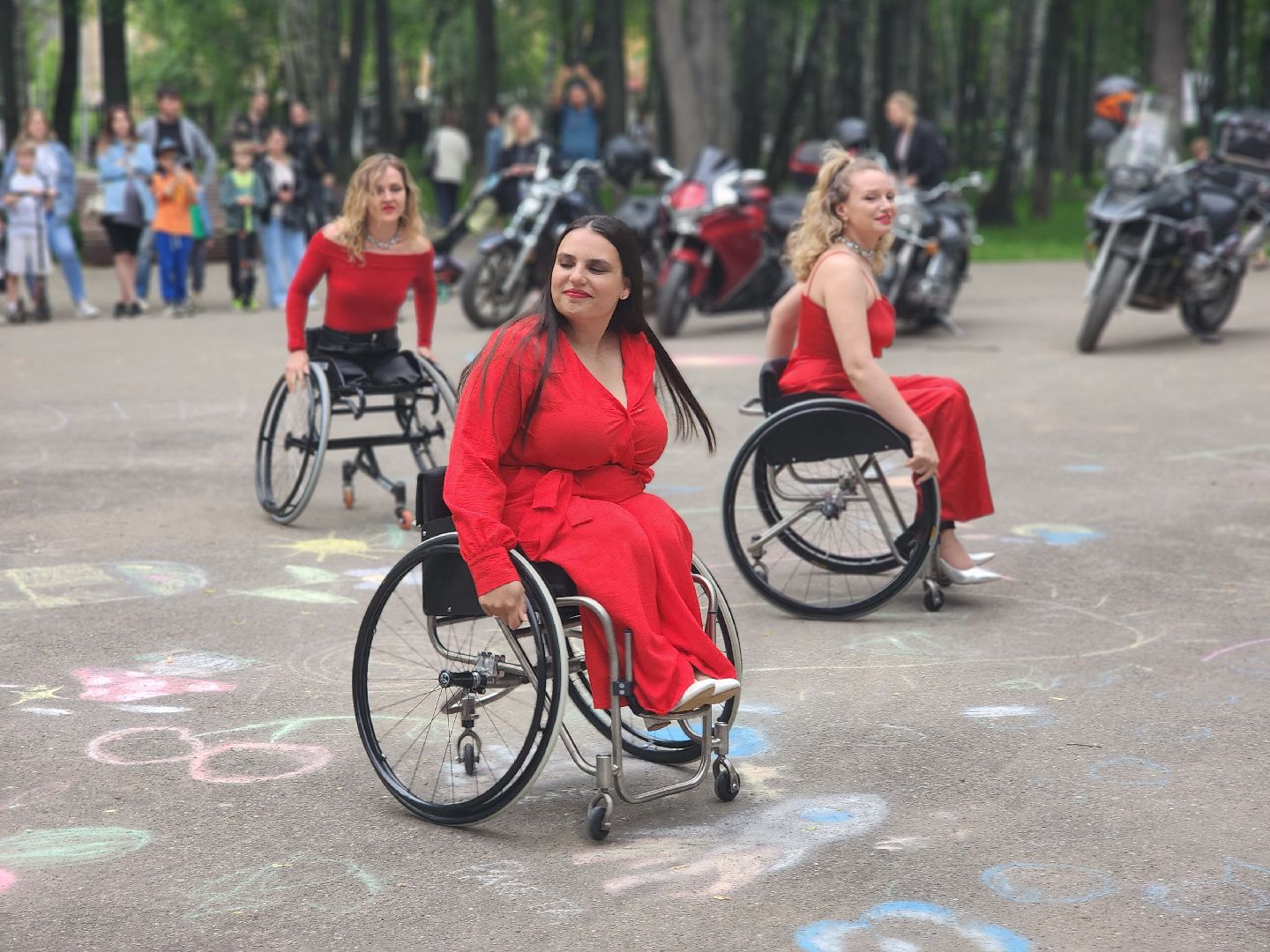 королёв, центральный городской парк , ротонда, люди с овз, первый проект в россии, раскрасим мир в веселые тона,