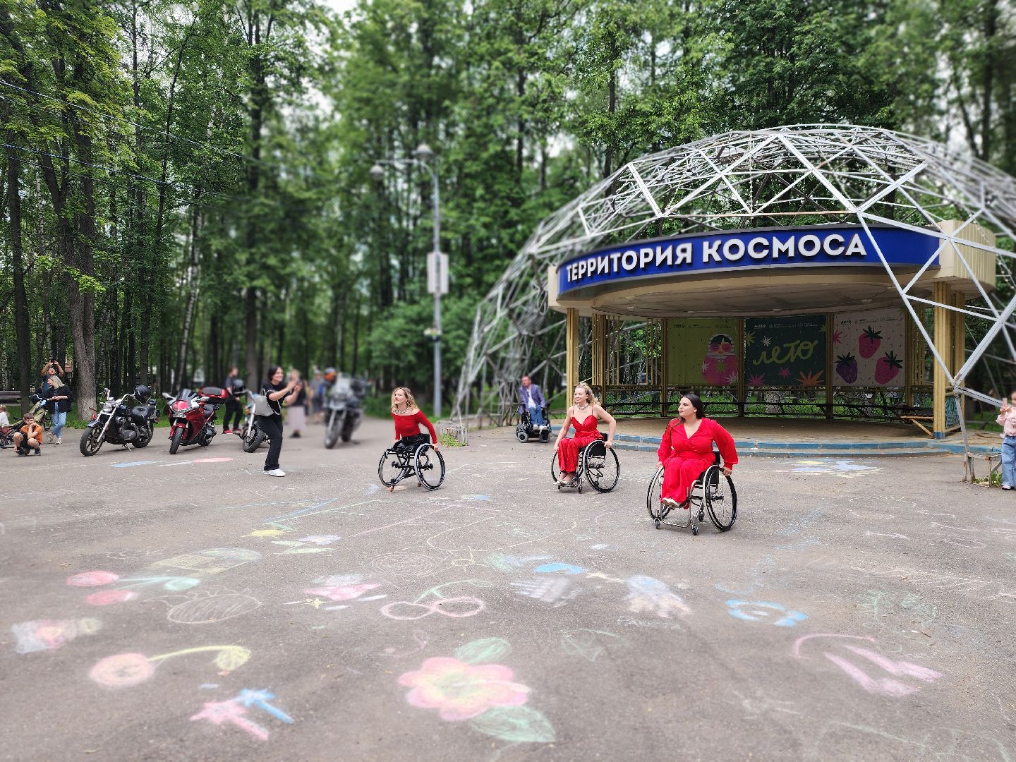 королёв, центральный городской парк , ротонда, люди с овз, первый проект в россии, раскрасим мир в веселые тона,