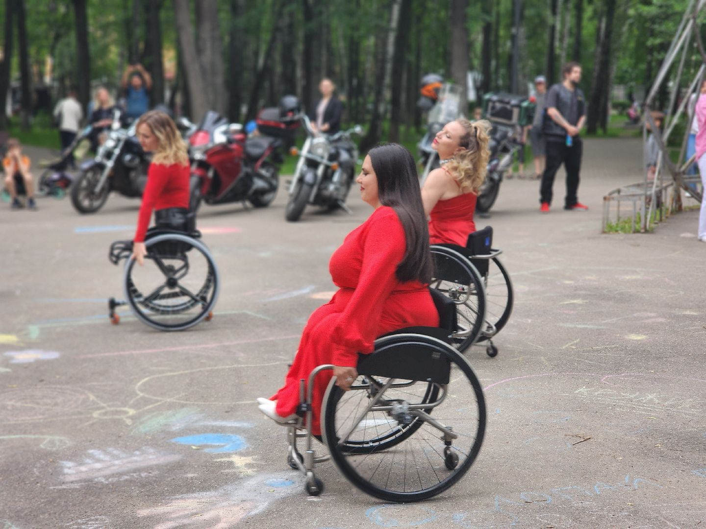 королёв, центральный городской парк , ротонда, люди с овз, первый проект в россии, раскрасим мир в веселые тона,