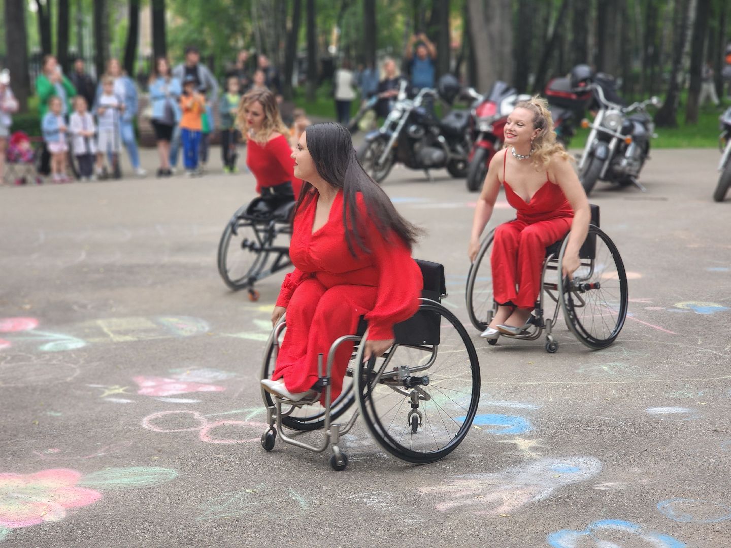 королёв, центральный городской парк , ротонда, люди с овз, первый проект в россии, раскрасим мир в веселые тона,
