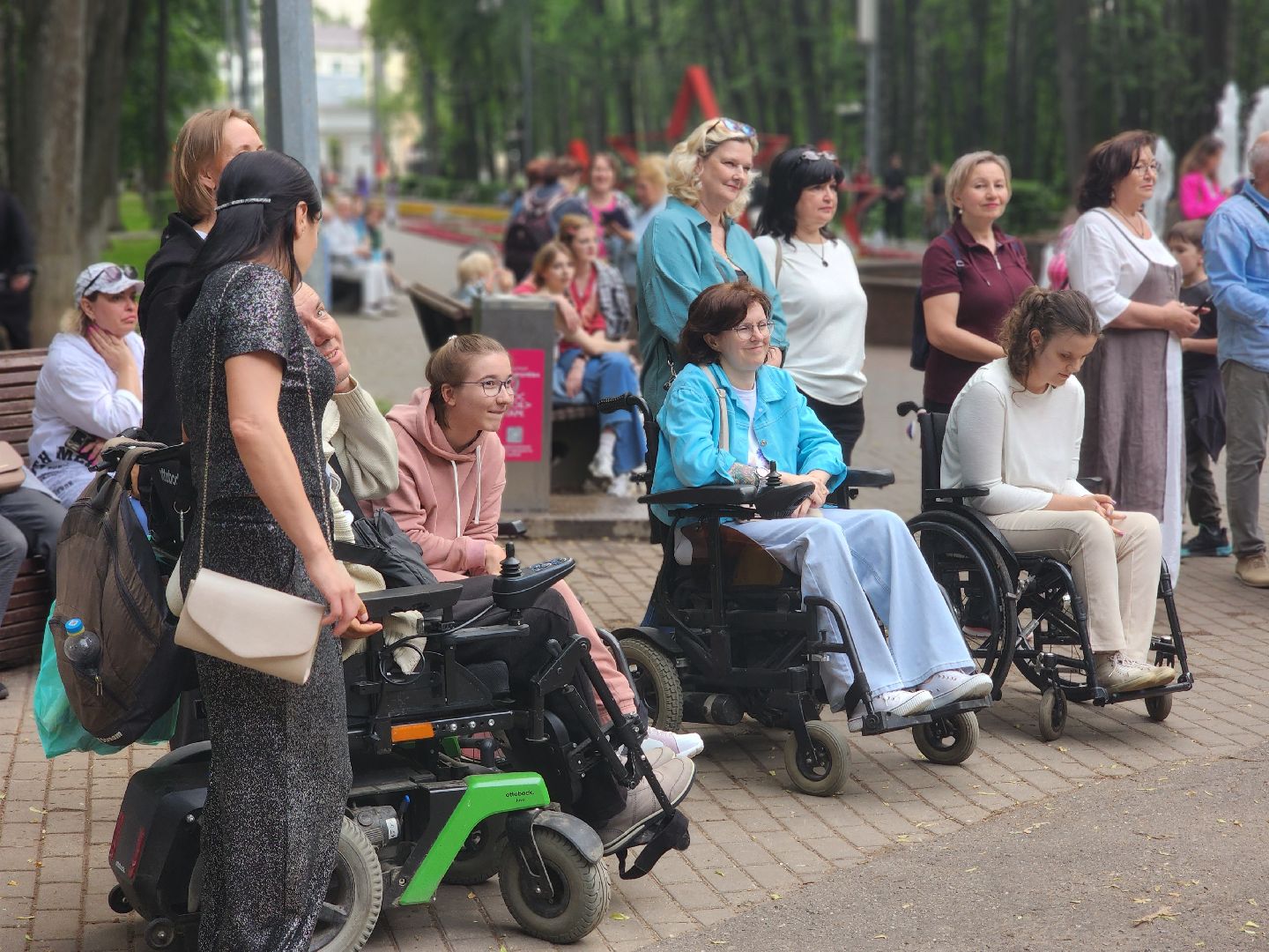 королёв, центральный городской парк , ротонда, люди с овз, первый проект в россии, раскрасим мир в веселые тона,