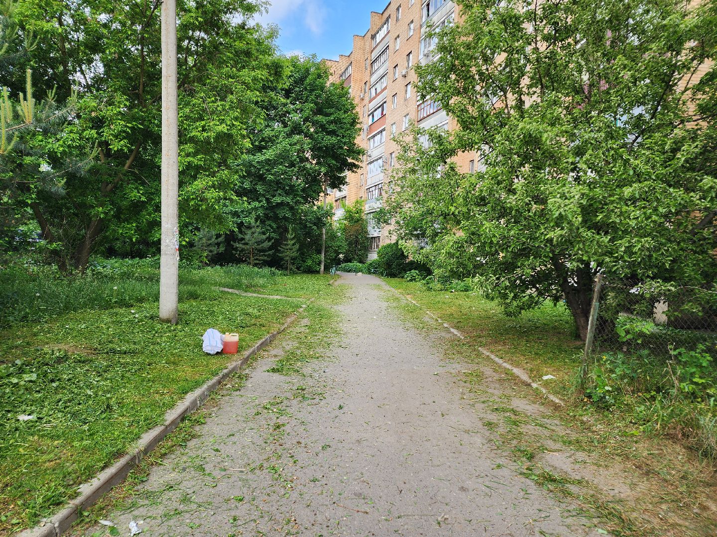 чехов, улица чехова 2, покос травы, содержание придомовой территории, уборка мусора, мбу чеховское благоустройство, озеленение,