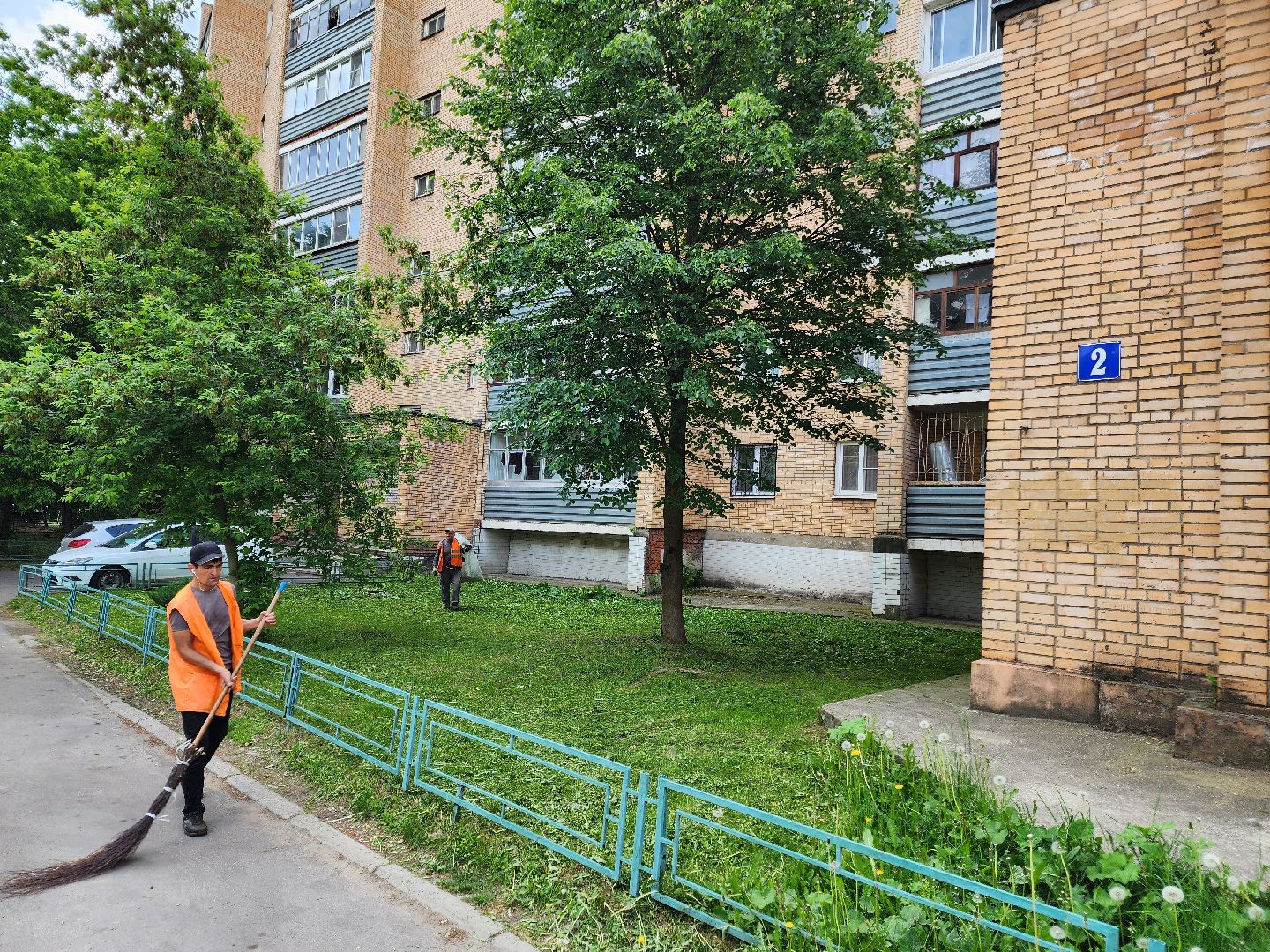 чехов, улица чехова 2, покос травы, содержание придомовой территории, уборка мусора, мбу чеховское благоустройство, озеленение,