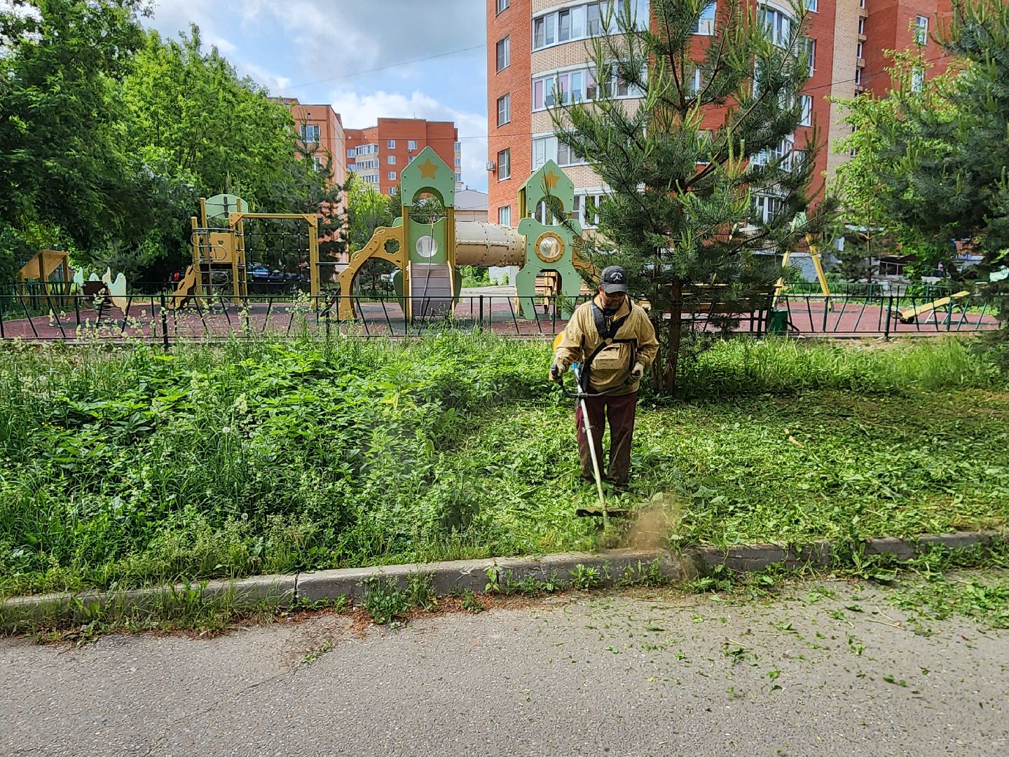чехов, улица чехова 2, покос травы, содержание придомовой территории, уборка мусора, мбу чеховское благоустройство, озеленение,