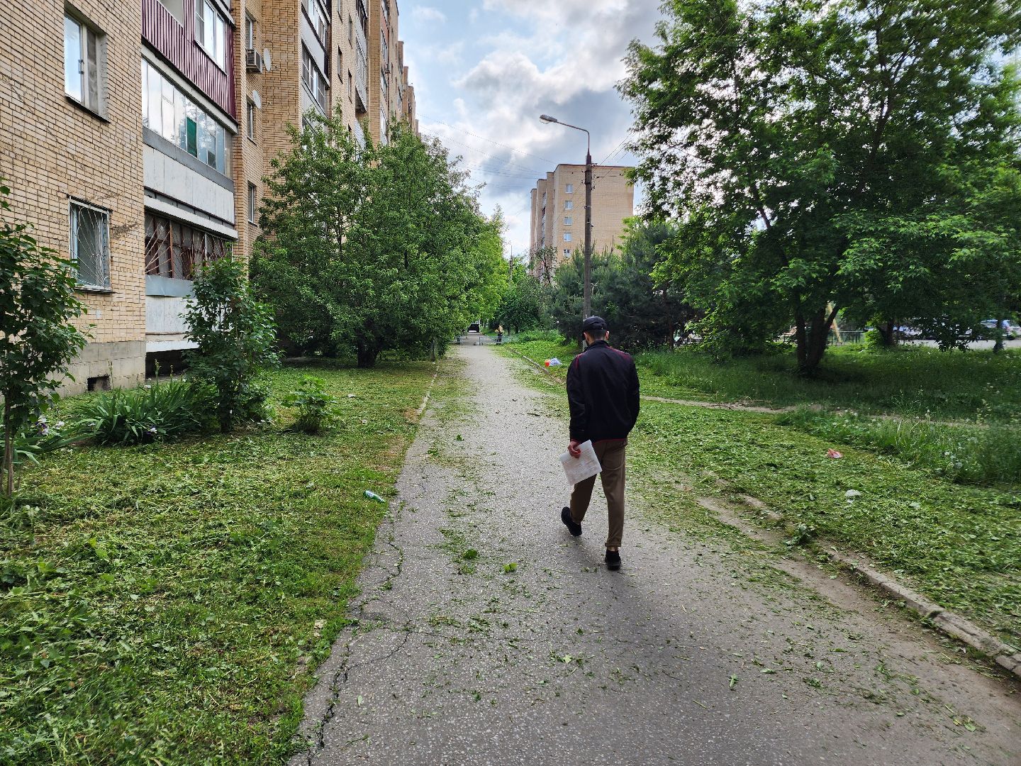 чехов, улица чехова 2, покос травы, содержание придомовой территории, уборка мусора, мбу чеховское благоустройство, озеленение,